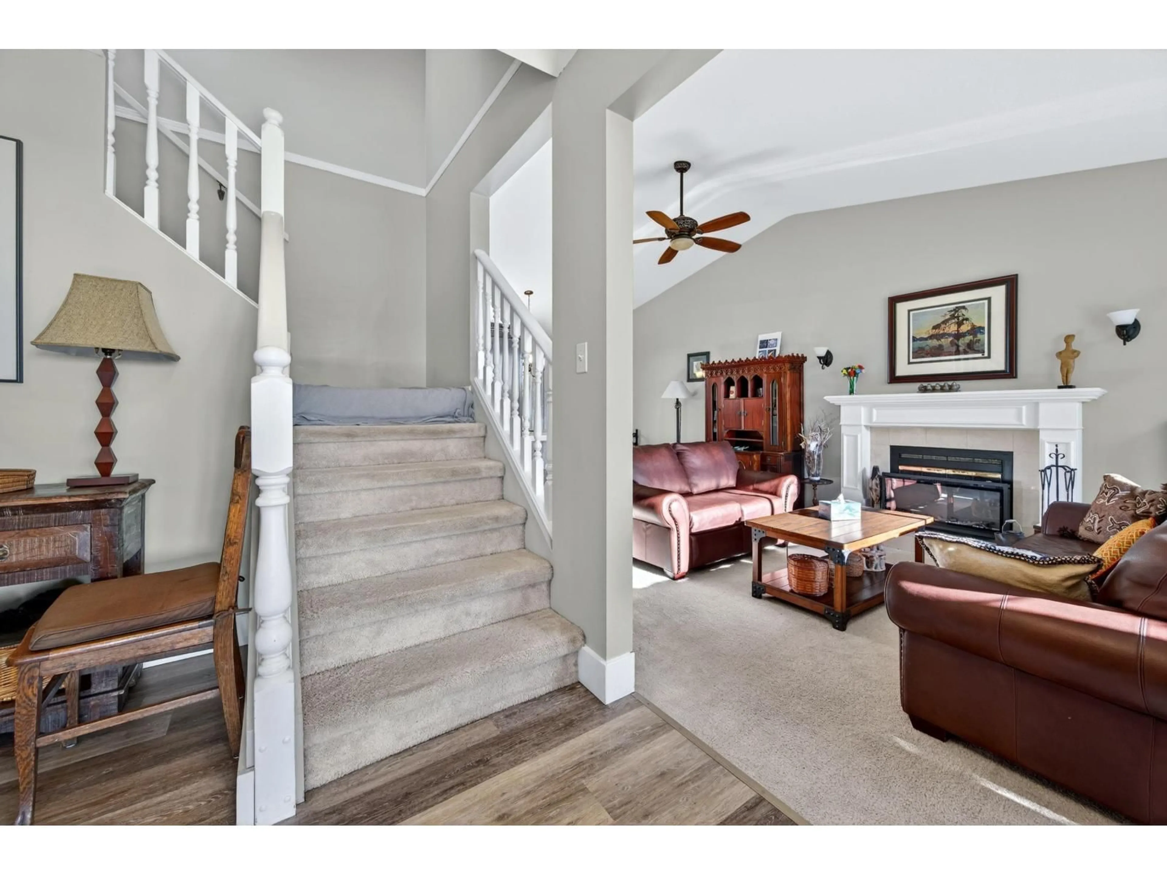 Indoor foyer for 18477 57A AVENUE, Surrey British Columbia V3S7E4
