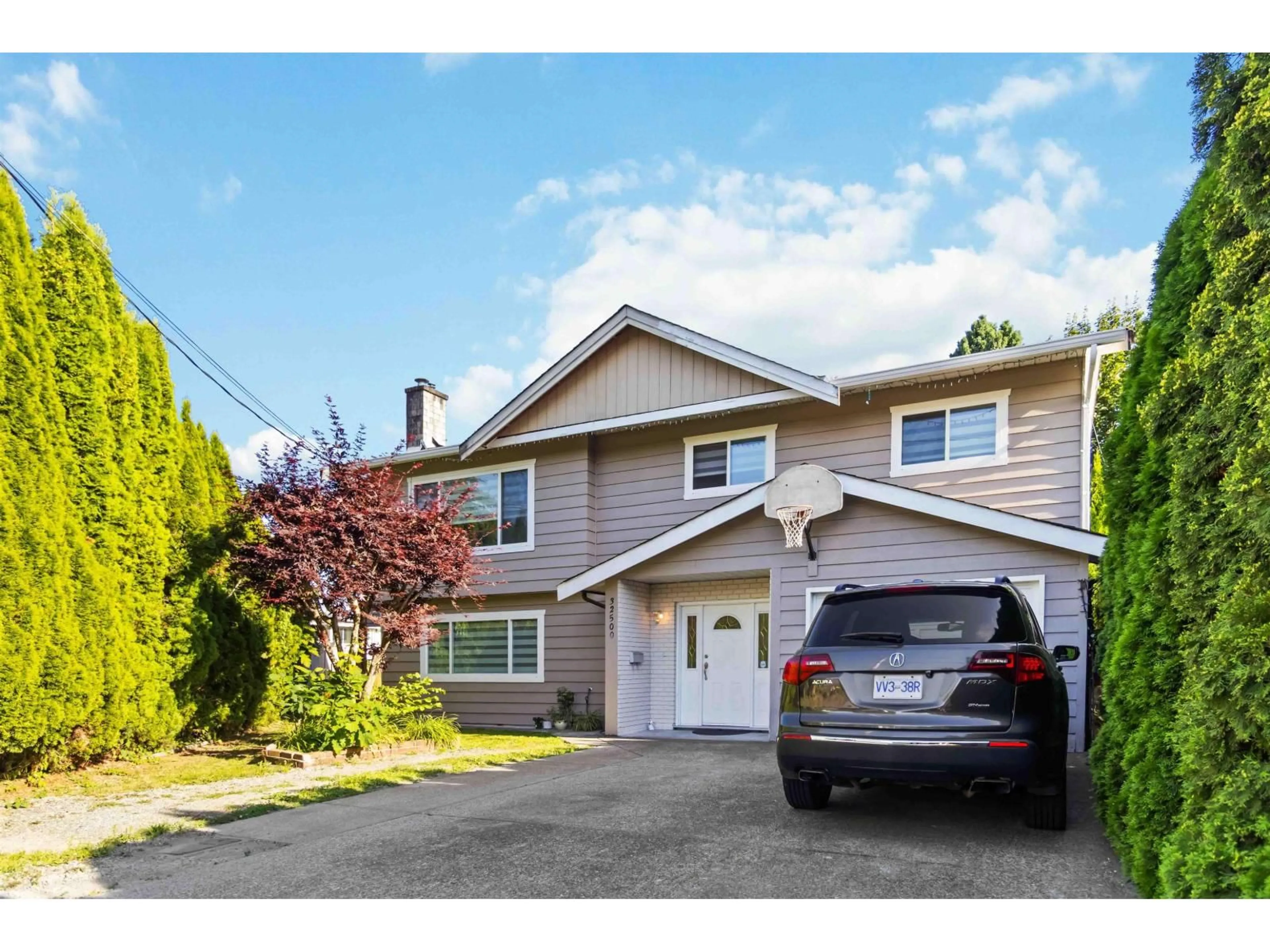 Home with vinyl exterior material, street for 32500 EMERALD AVENUE, Abbotsford British Columbia V2T1B5