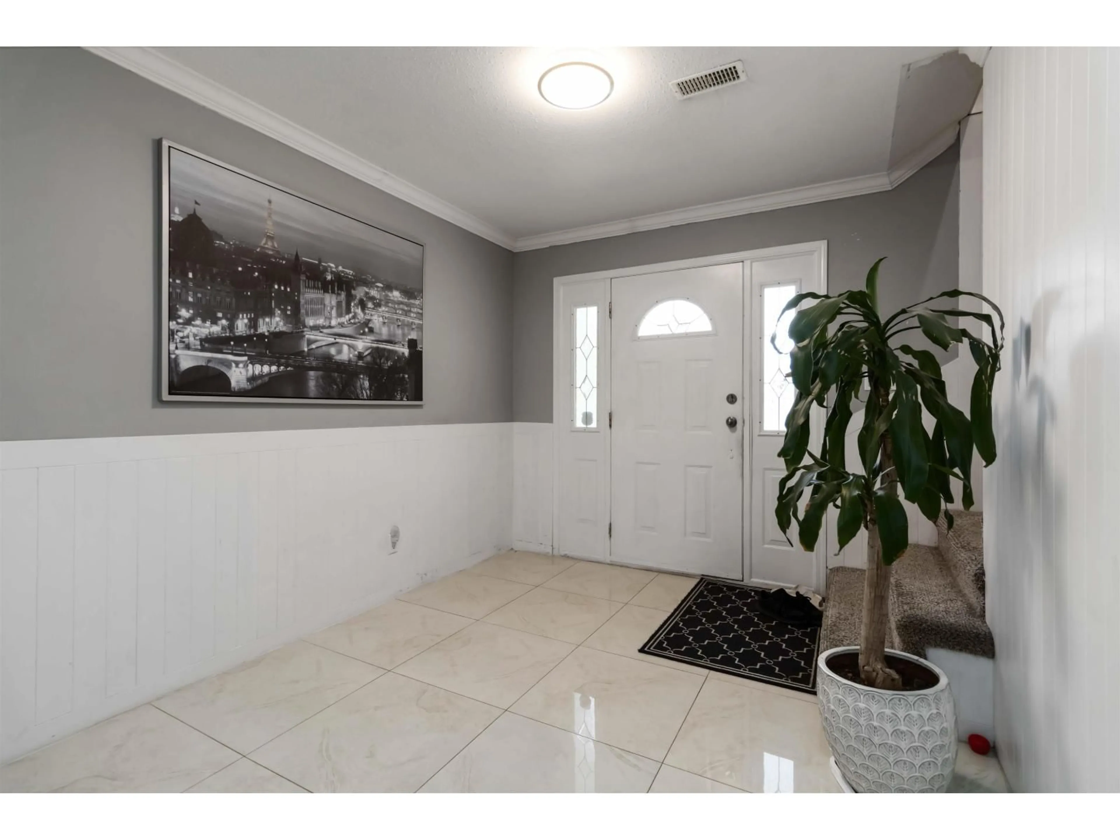 Indoor entryway for 32500 EMERALD AVENUE, Abbotsford British Columbia V2T1B5