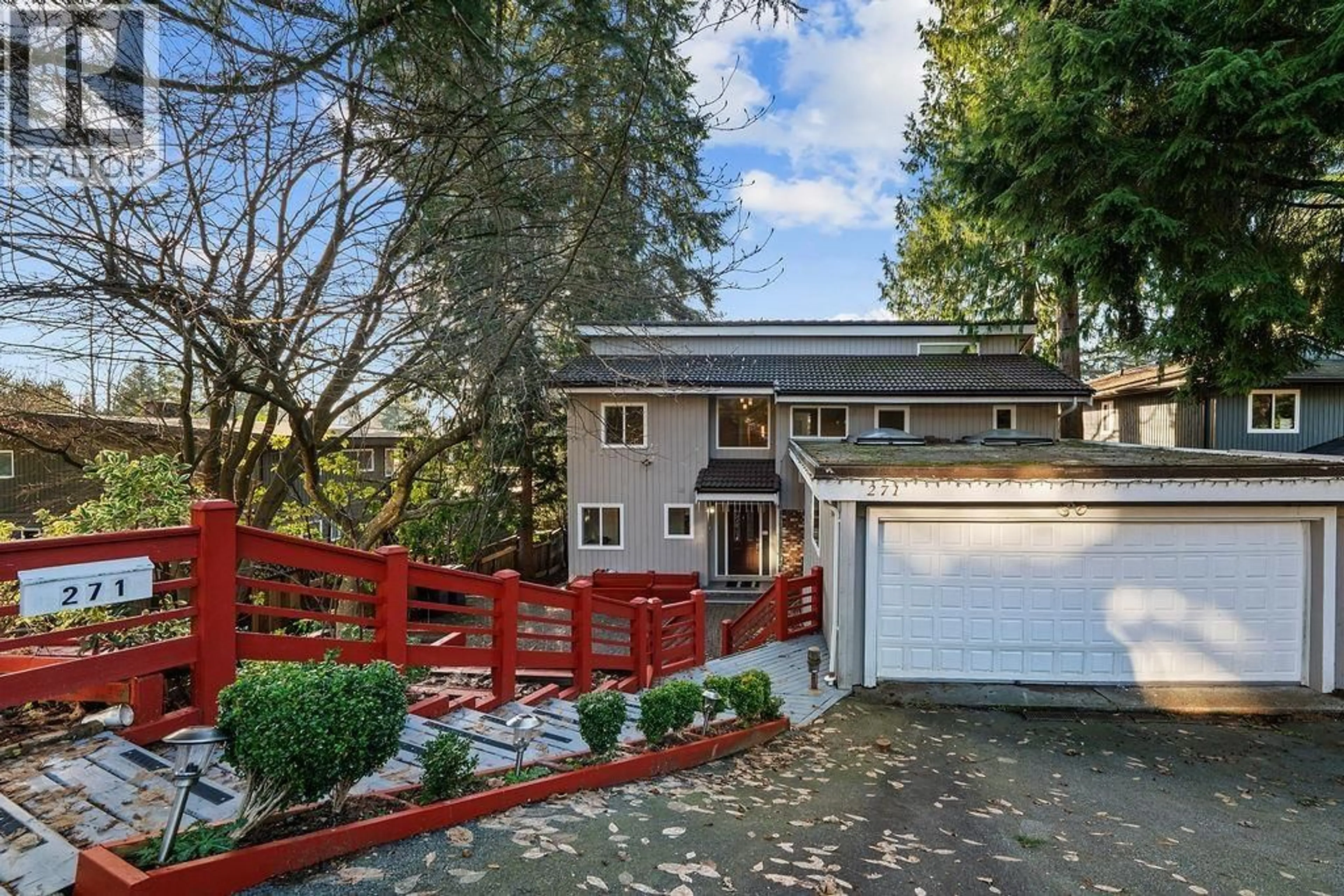 A pic from outside/outdoor area/front of a property/back of a property/a pic from drone, street for 271 MONTROYAL BOULEVARD, North Vancouver British Columbia V7N4E4