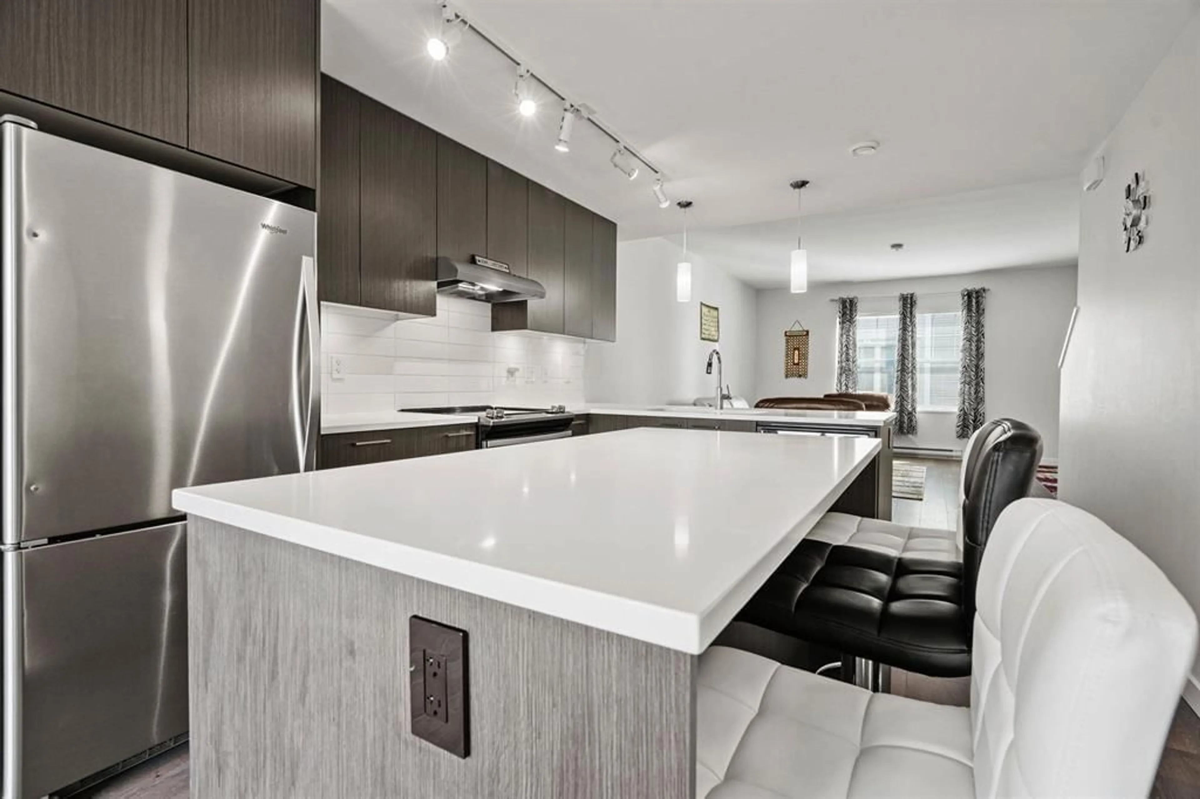 Contemporary kitchen, ceramic/tile floor for 150 - 32633 SIMON AVENUE, Abbotsford British Columbia V2T0G9