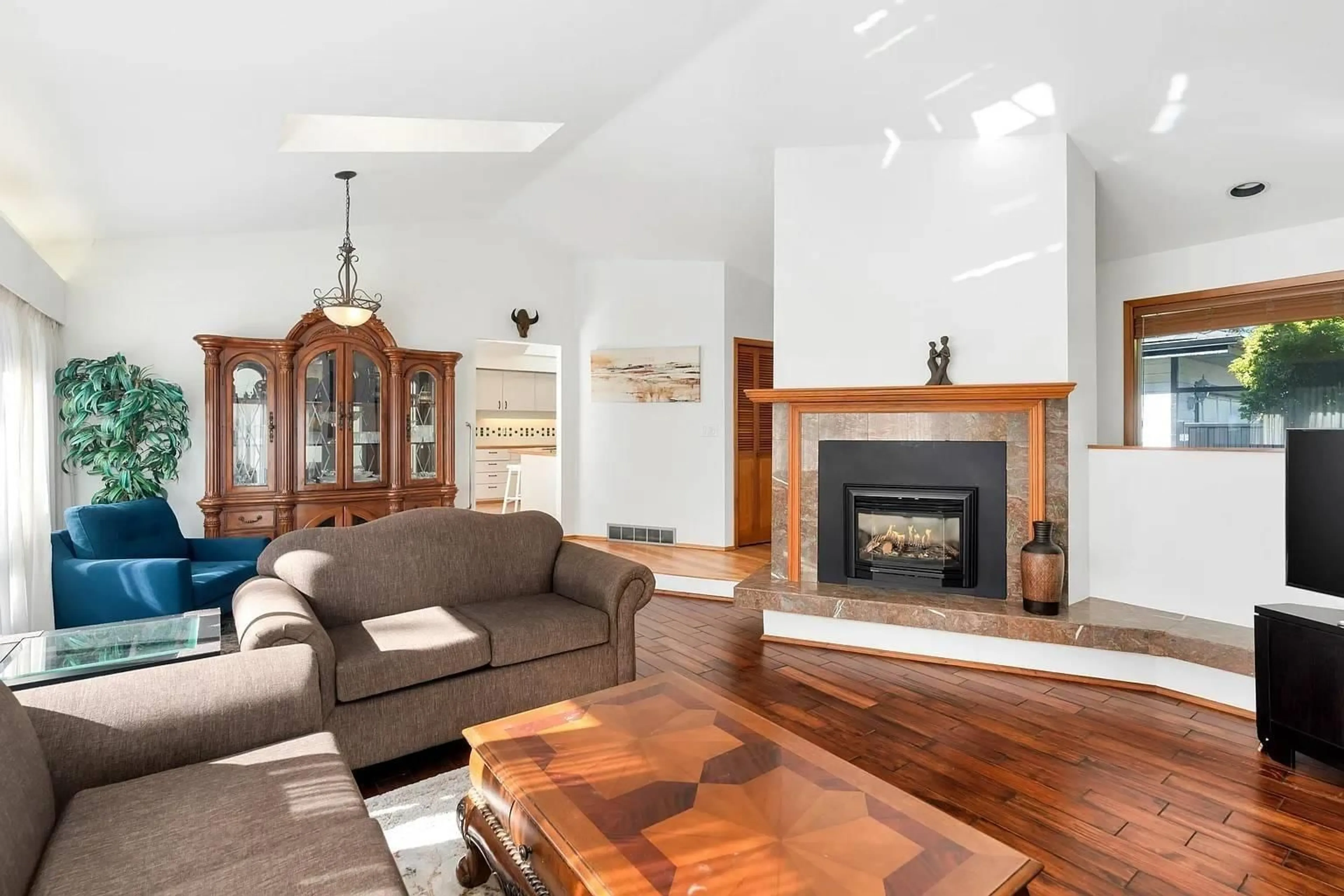 Living room with furniture, unknown for 14098 20 AVENUE, Surrey British Columbia V4A8P8