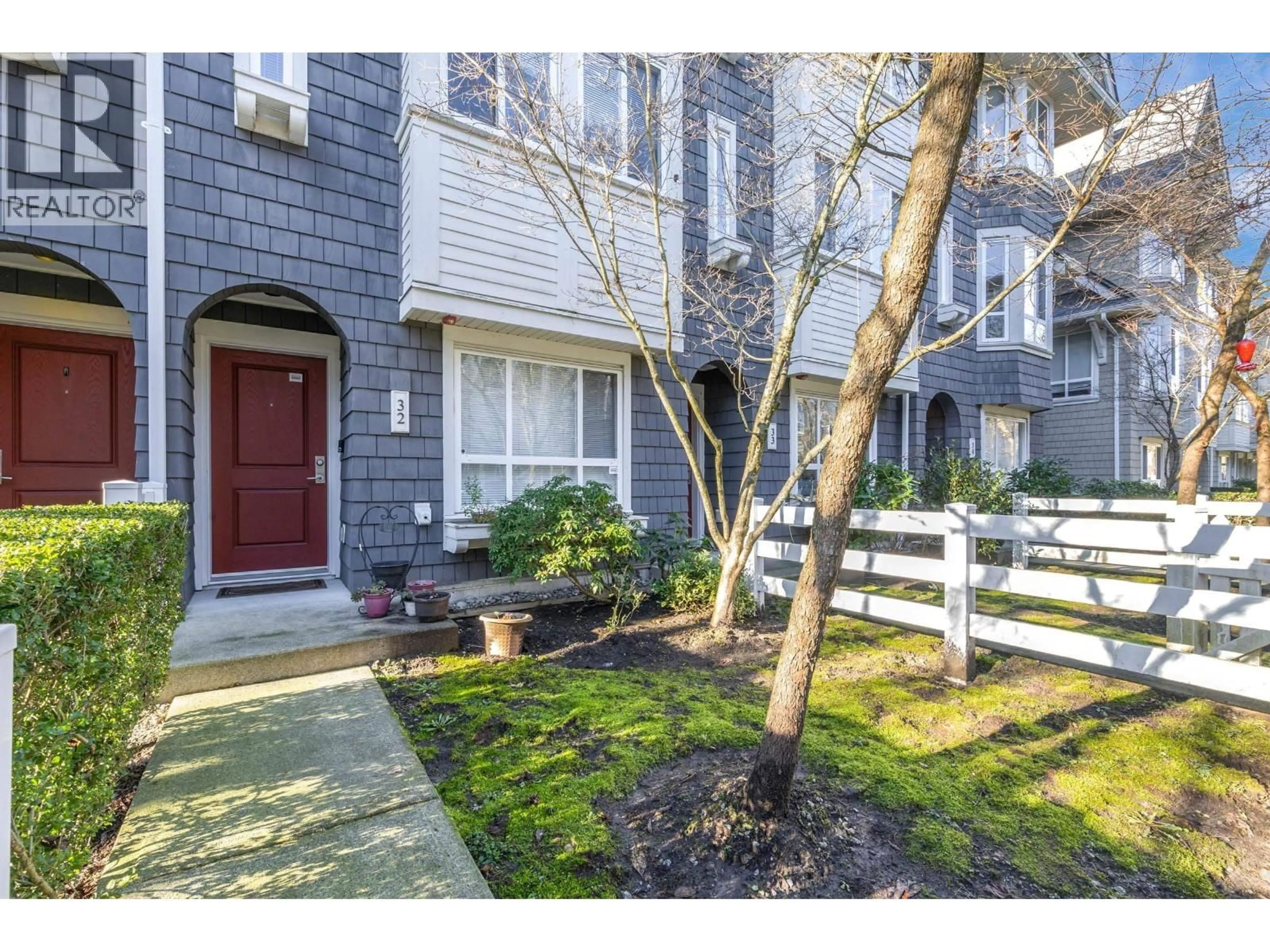Indoor entryway for 32 - 2418 AVON PLACE, Port Coquitlam British Columbia V3B0C7