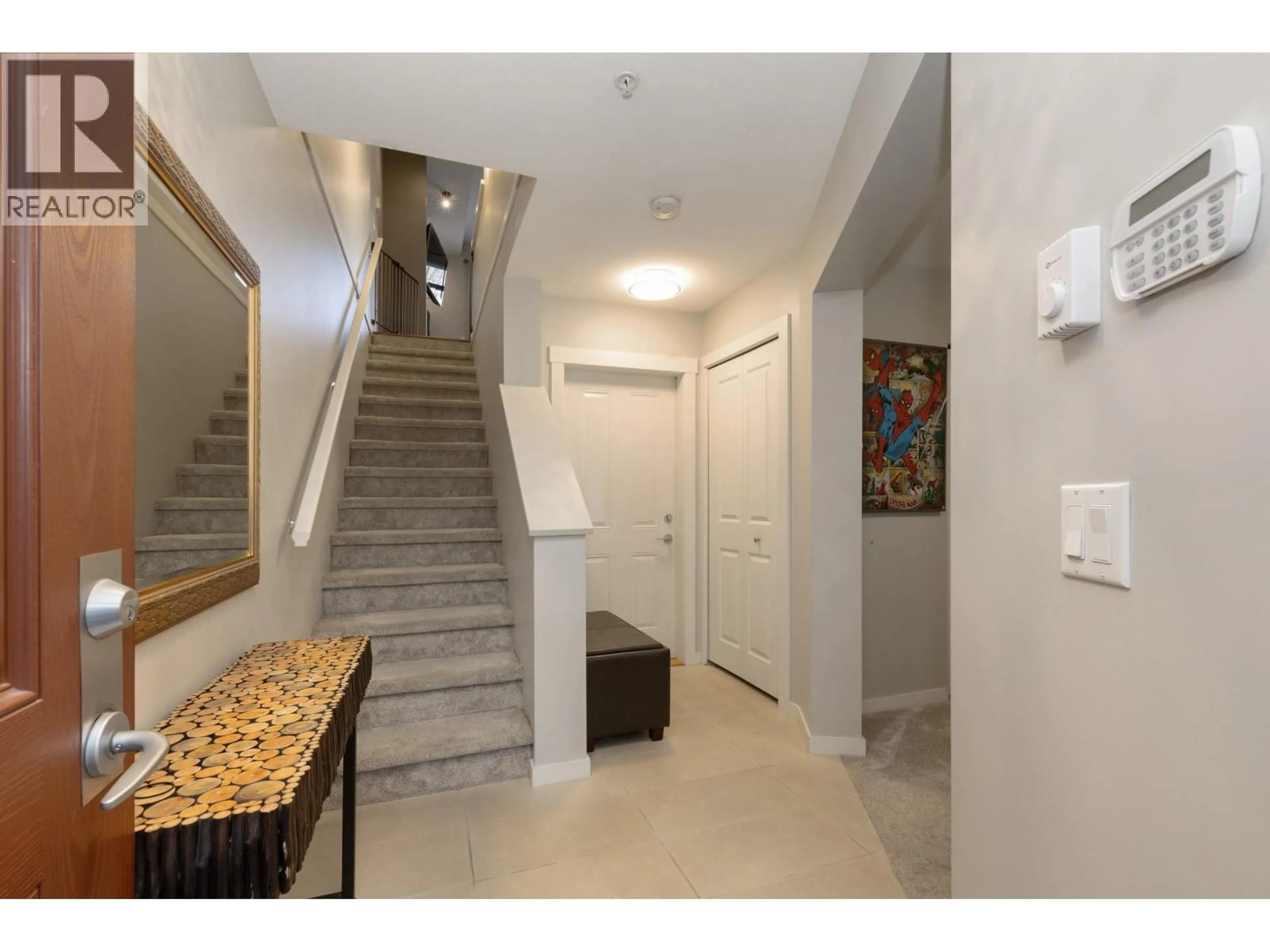 Indoor foyer for 32 - 2418 AVON PLACE, Port Coquitlam British Columbia V3B0C7