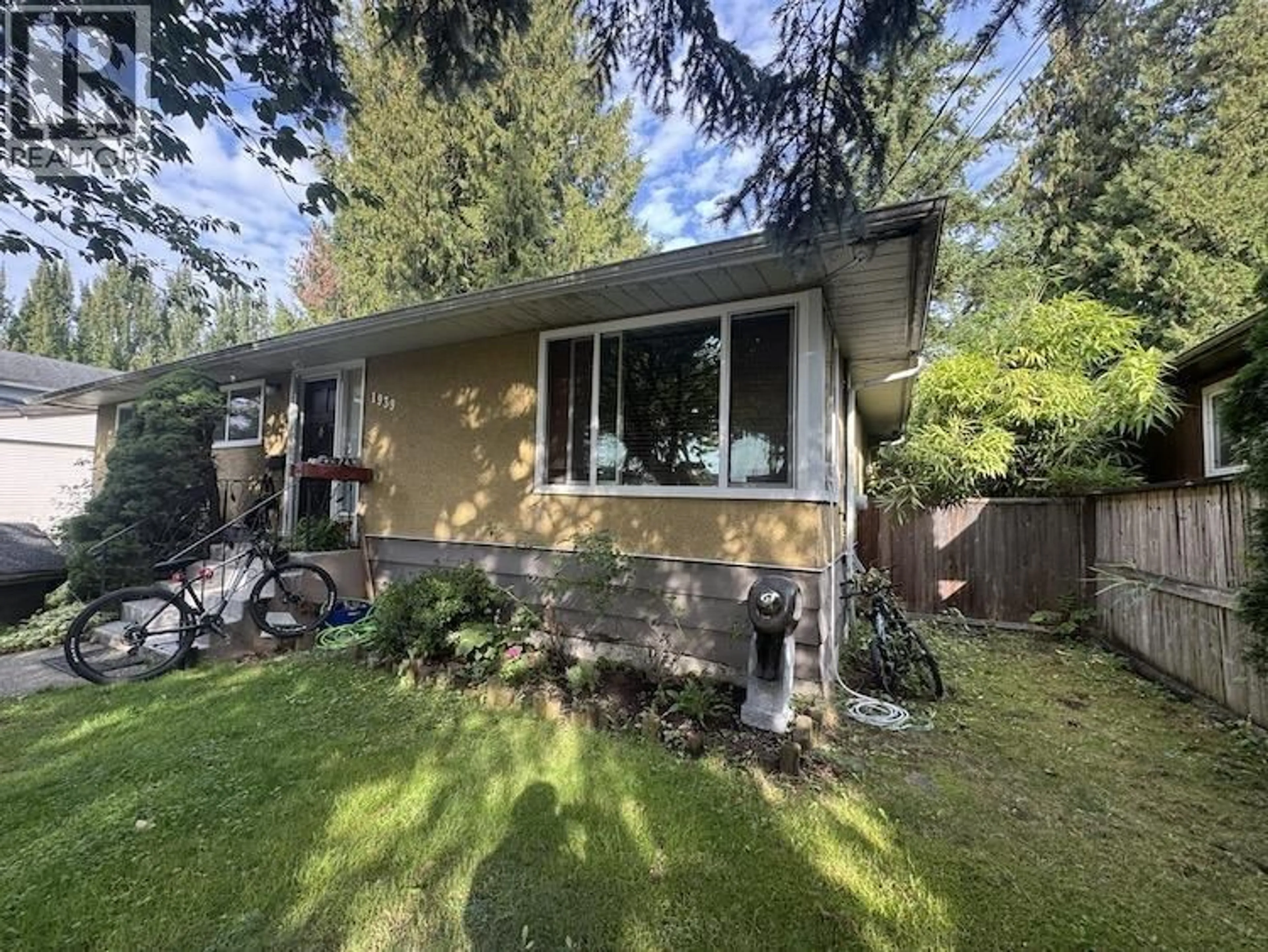 Home with vinyl exterior material, unknown for 1939 WESTMINSTER AVENUE, Port Coquitlam British Columbia V3B1E7