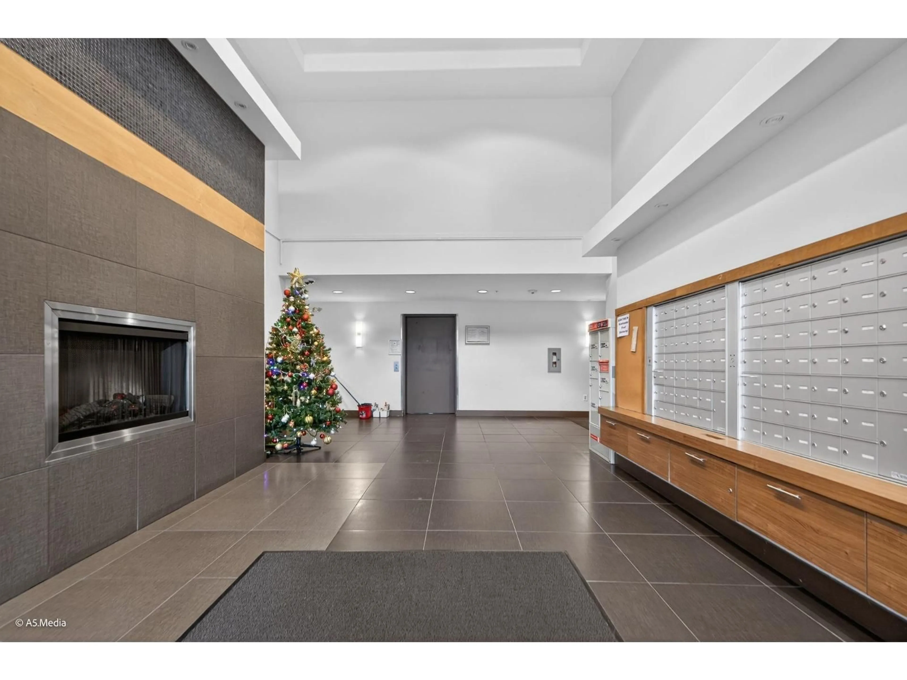 Indoor foyer for 318 - 13555 GATEWAY DRIVE, Surrey British Columbia V3T0B5