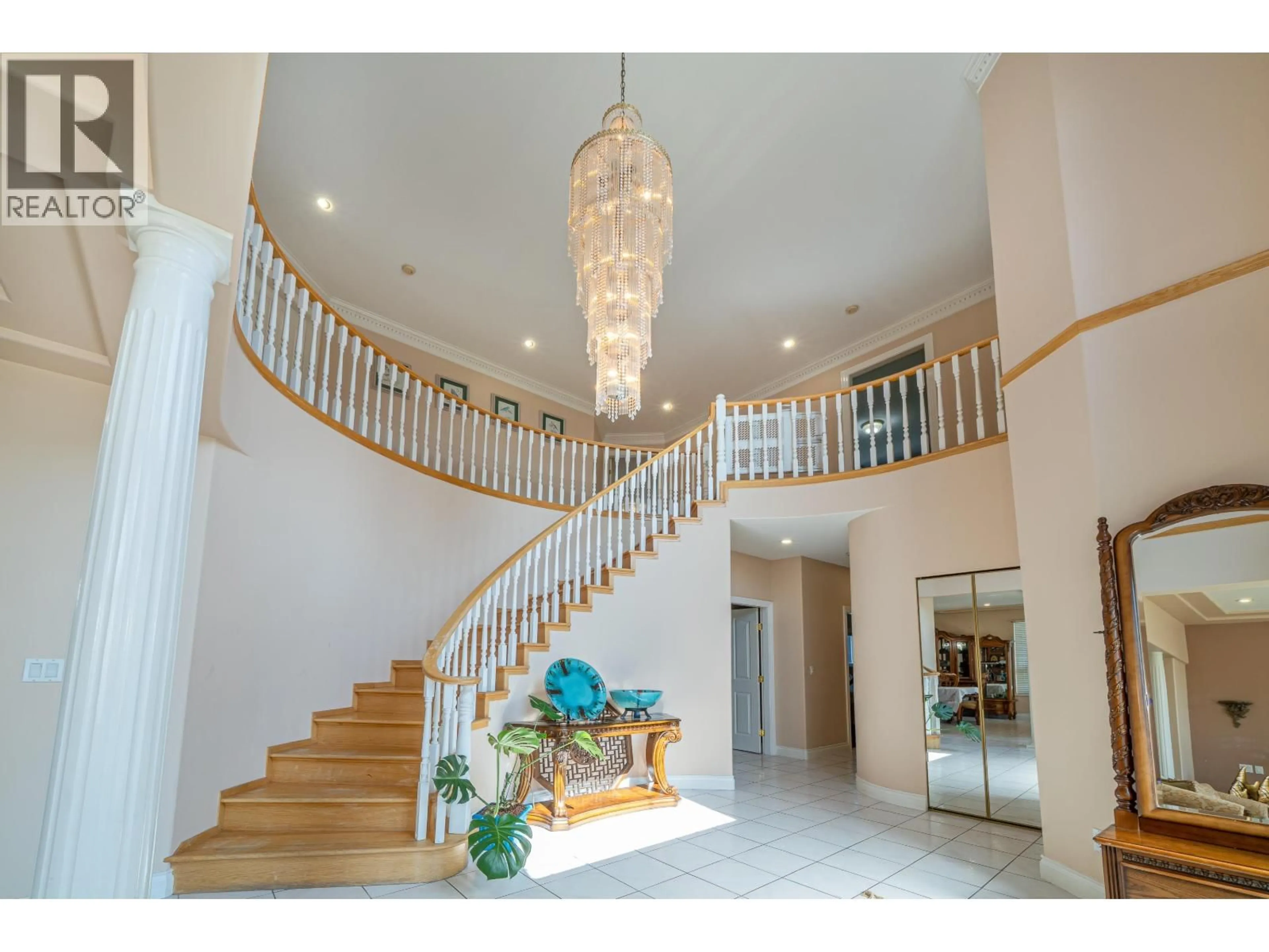 Indoor foyer for 7287 PANDORA STREET, Burnaby British Columbia V5A1B8