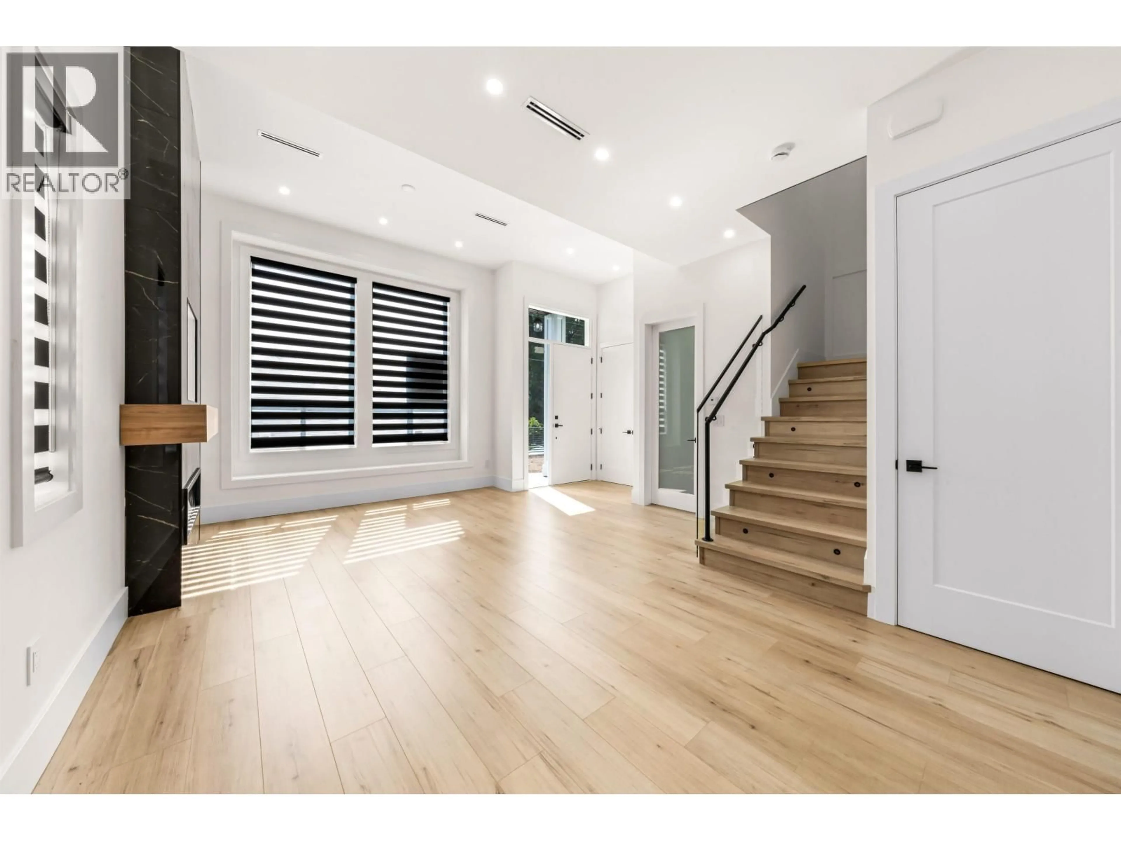 Indoor entryway for 7633 ROSEWOOD STREET, Burnaby British Columbia V5E2G8