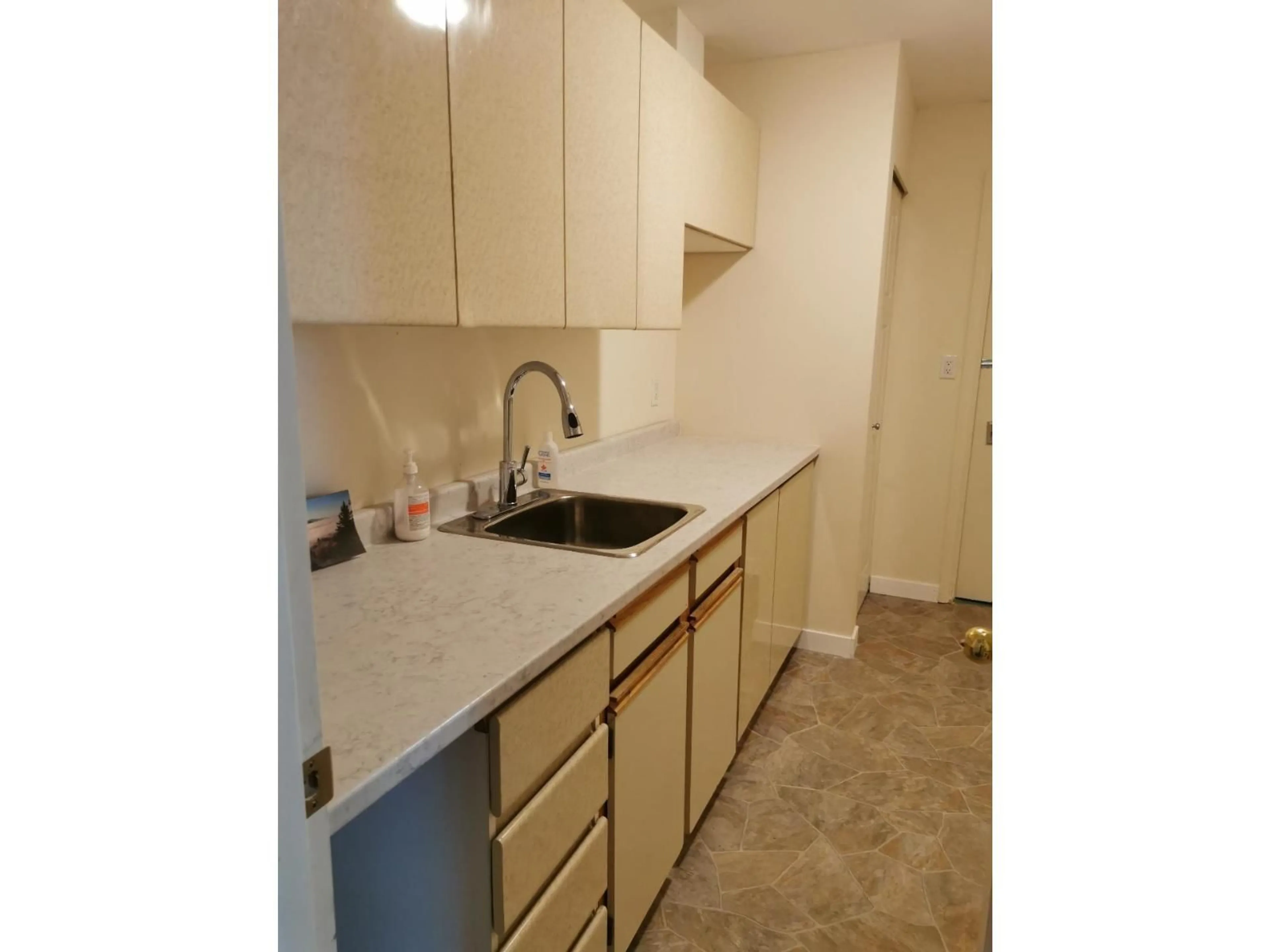 Standard kitchen, unknown for 33025 14 AVENUE, Mission British Columbia V2V2P3
