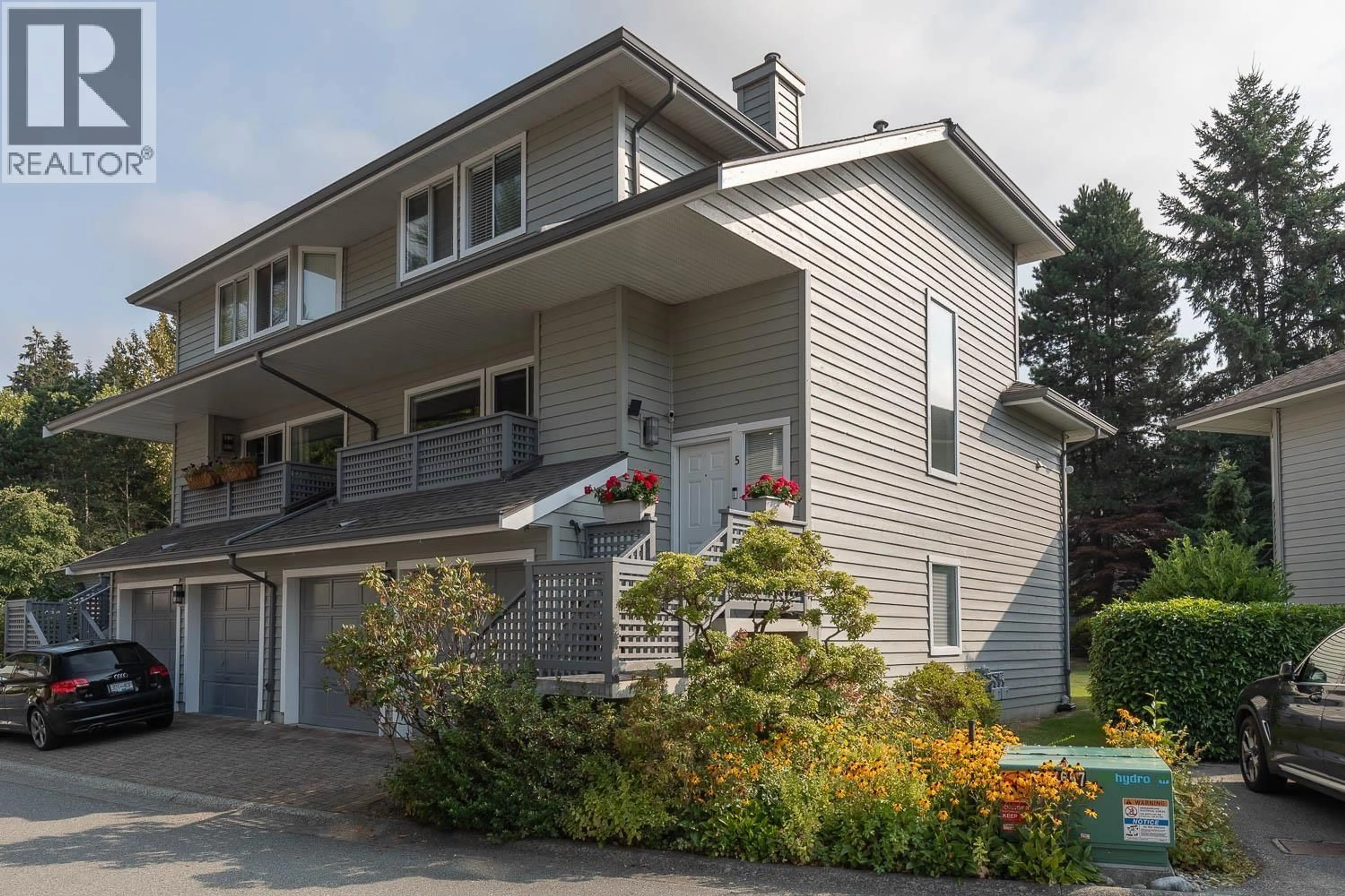 Home with vinyl exterior material, street for 5 - 3634 GARIBALDI DRIVE, North Vancouver British Columbia V7H2X5