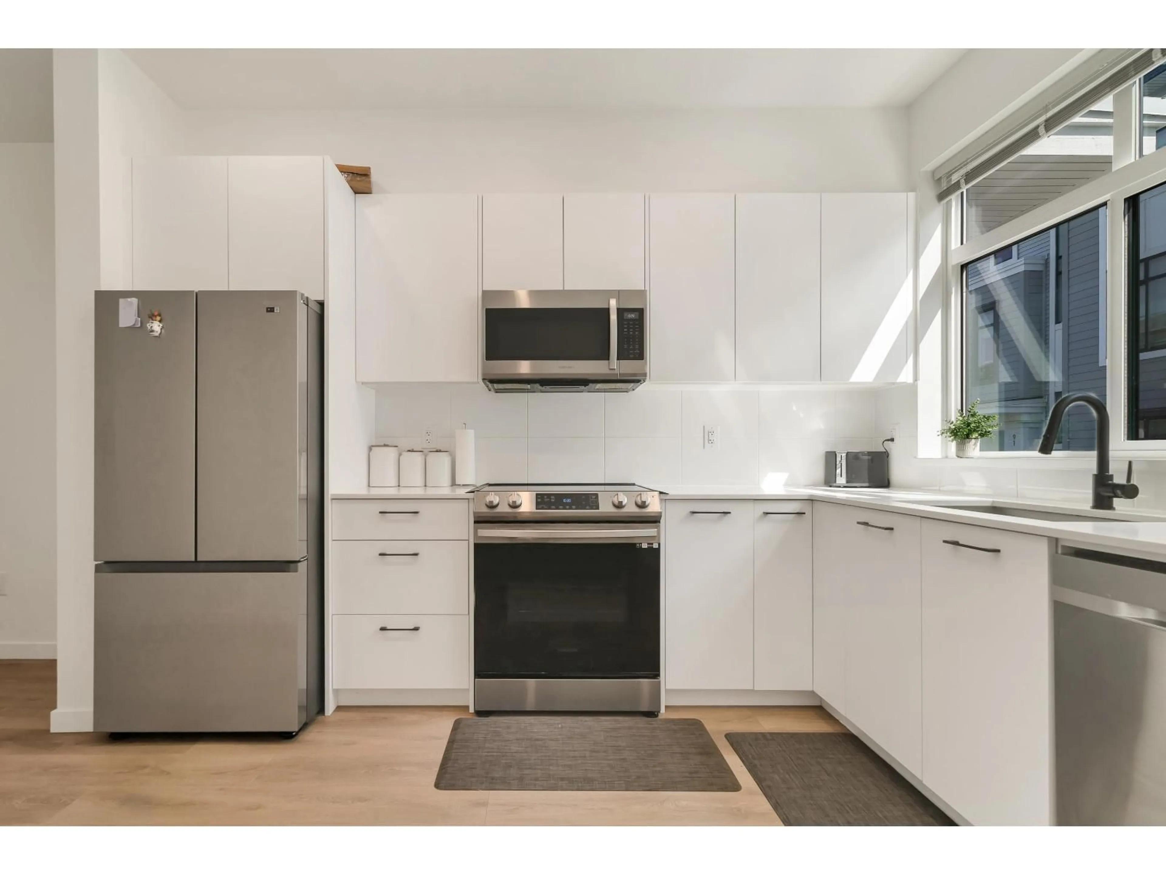 Standard kitchen, unknown for 99 - 15235 SITKA DRIVE, Surrey British Columbia V3S0A9