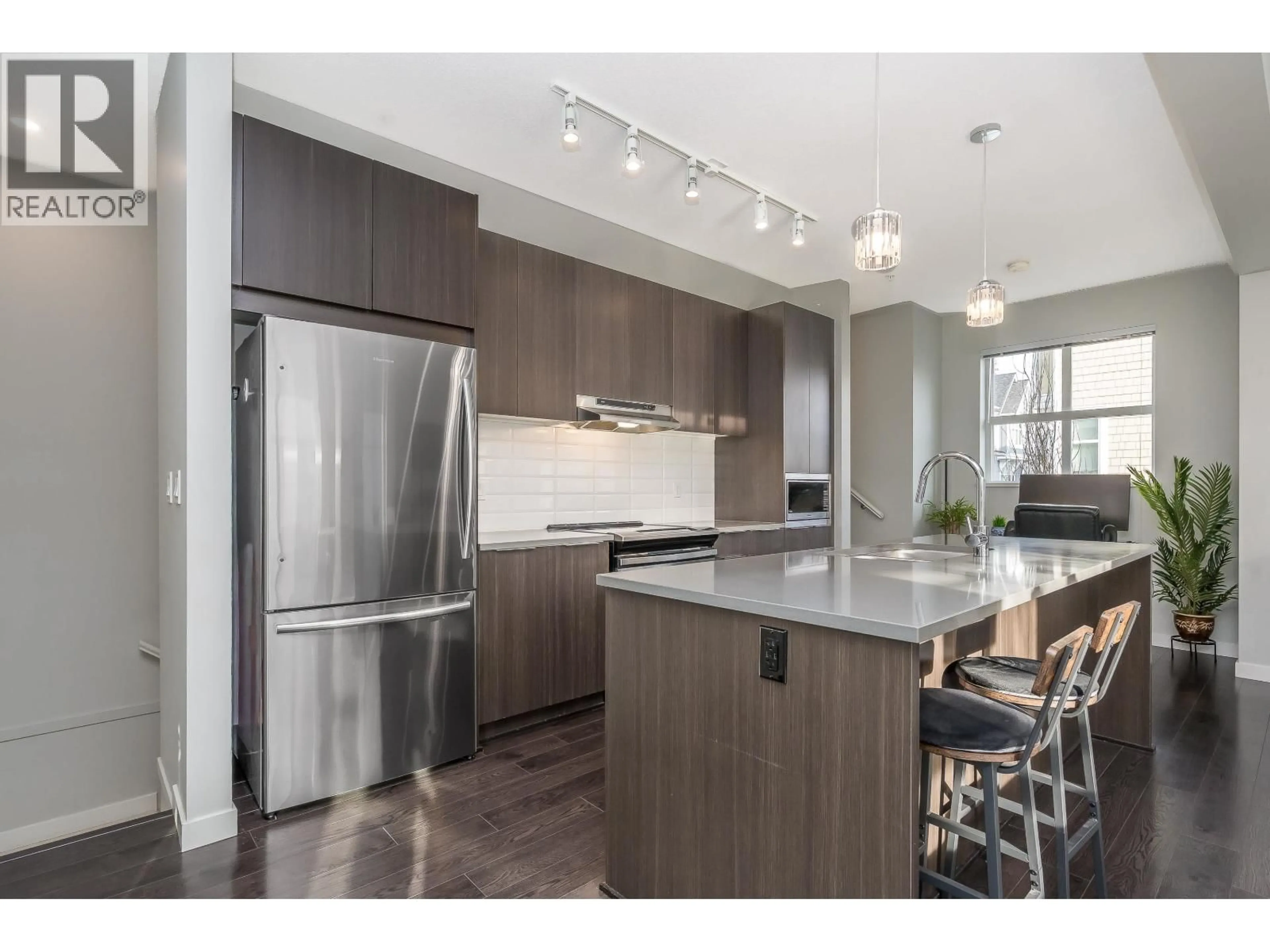 Open concept kitchen, wood/laminate floor for 1001 - 11295 PAZARENA PLACE, Maple Ridge British Columbia V2X4K9