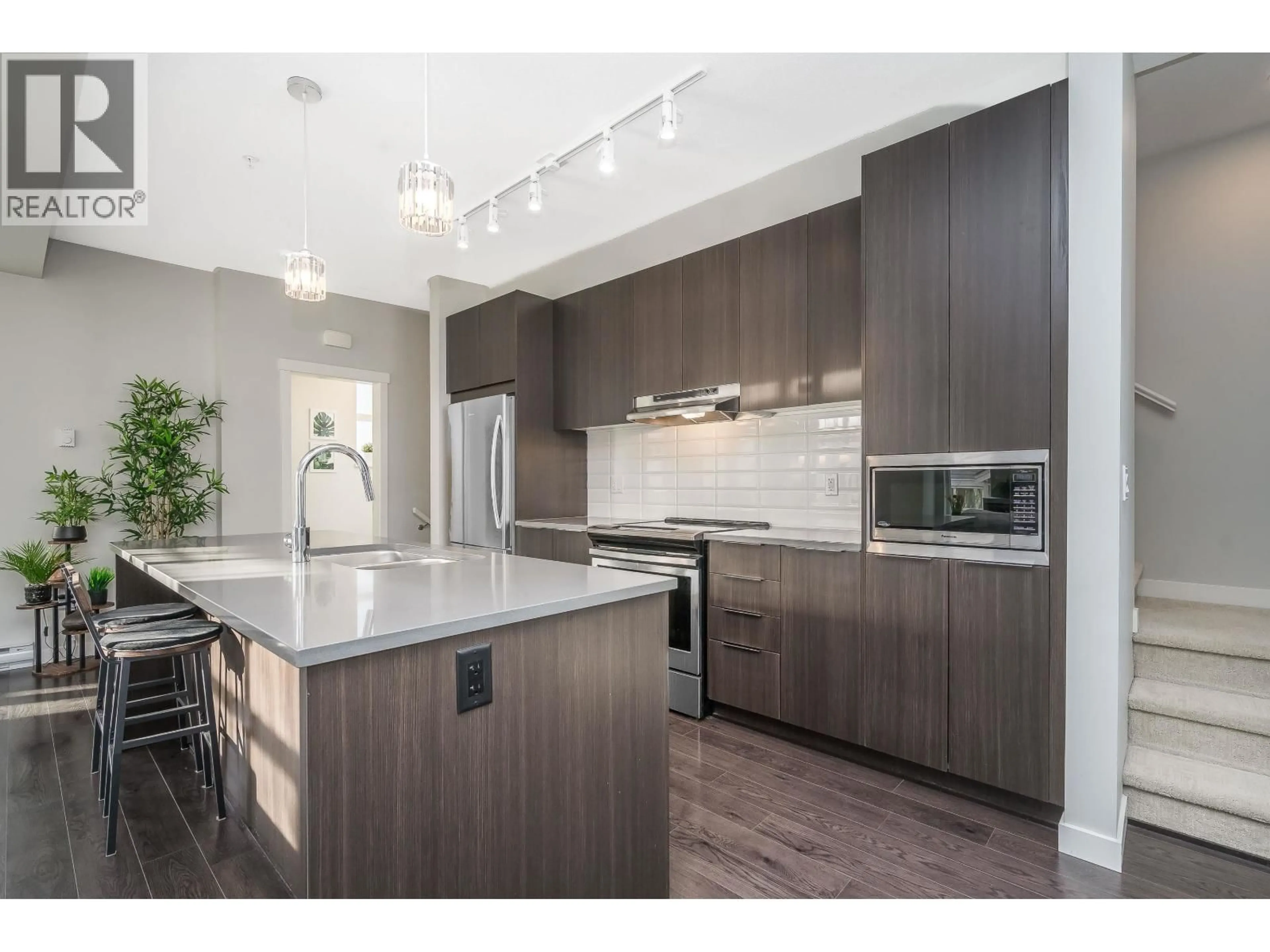 Open concept kitchen, wood/laminate floor for 1001 - 11295 PAZARENA PLACE, Maple Ridge British Columbia V2X4K9