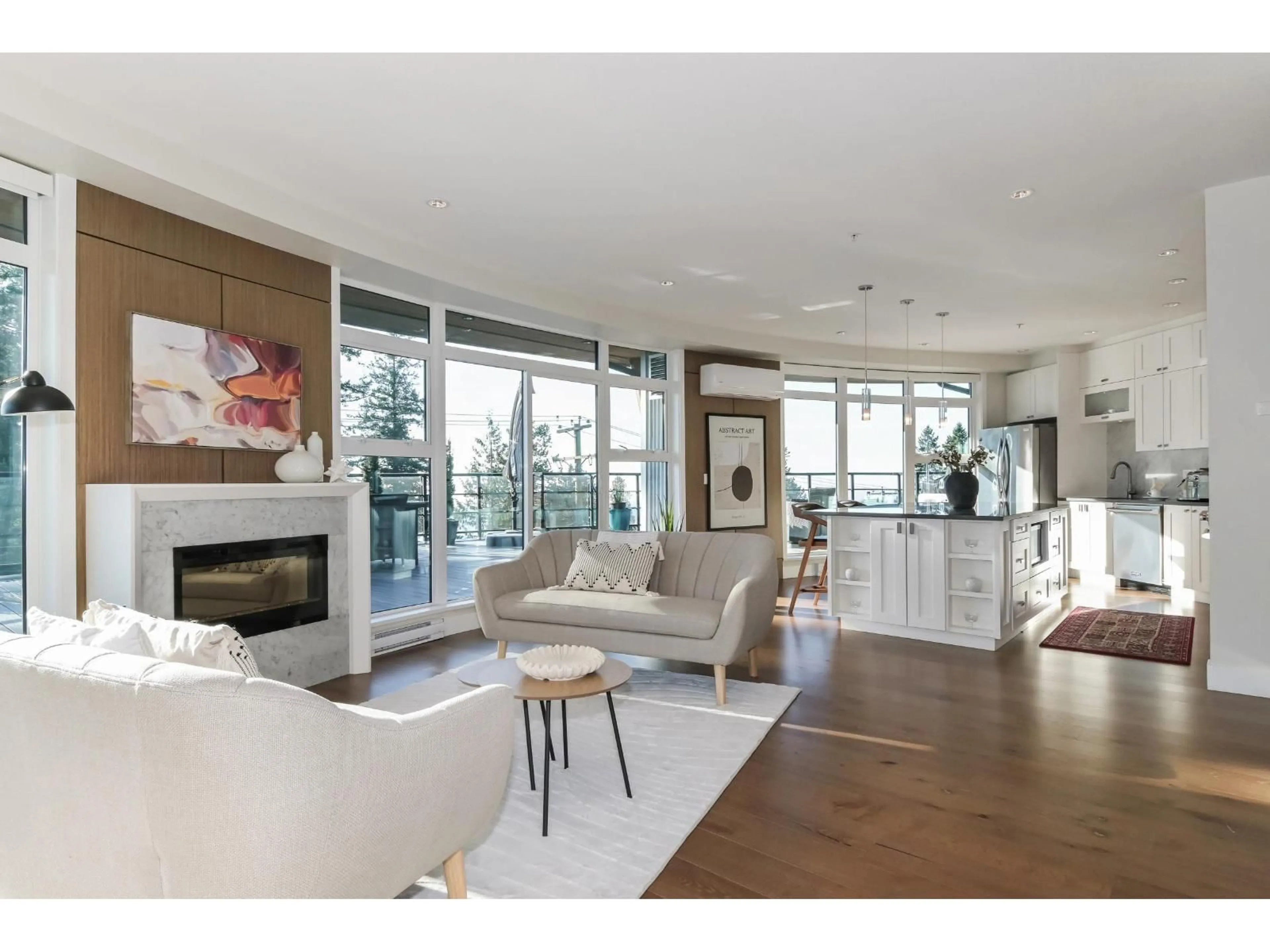 Living room with furniture, wood/laminate floor for 418 - 14855 THRIFT AVENUE, White Rock British Columbia V4B2J6