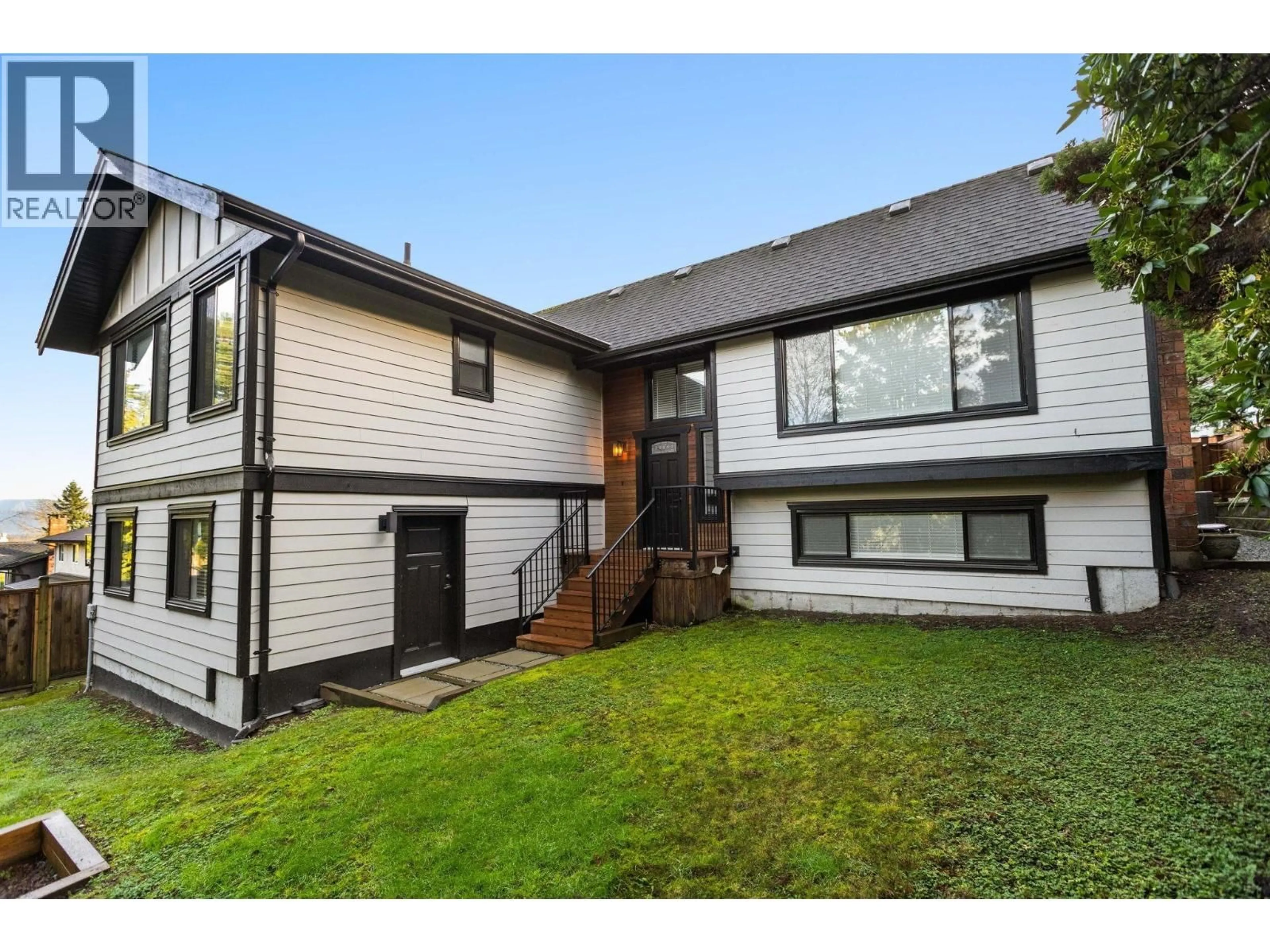 Home with vinyl exterior material, street for 3214 MARINER WAY, Coquitlam British Columbia V3C4K7