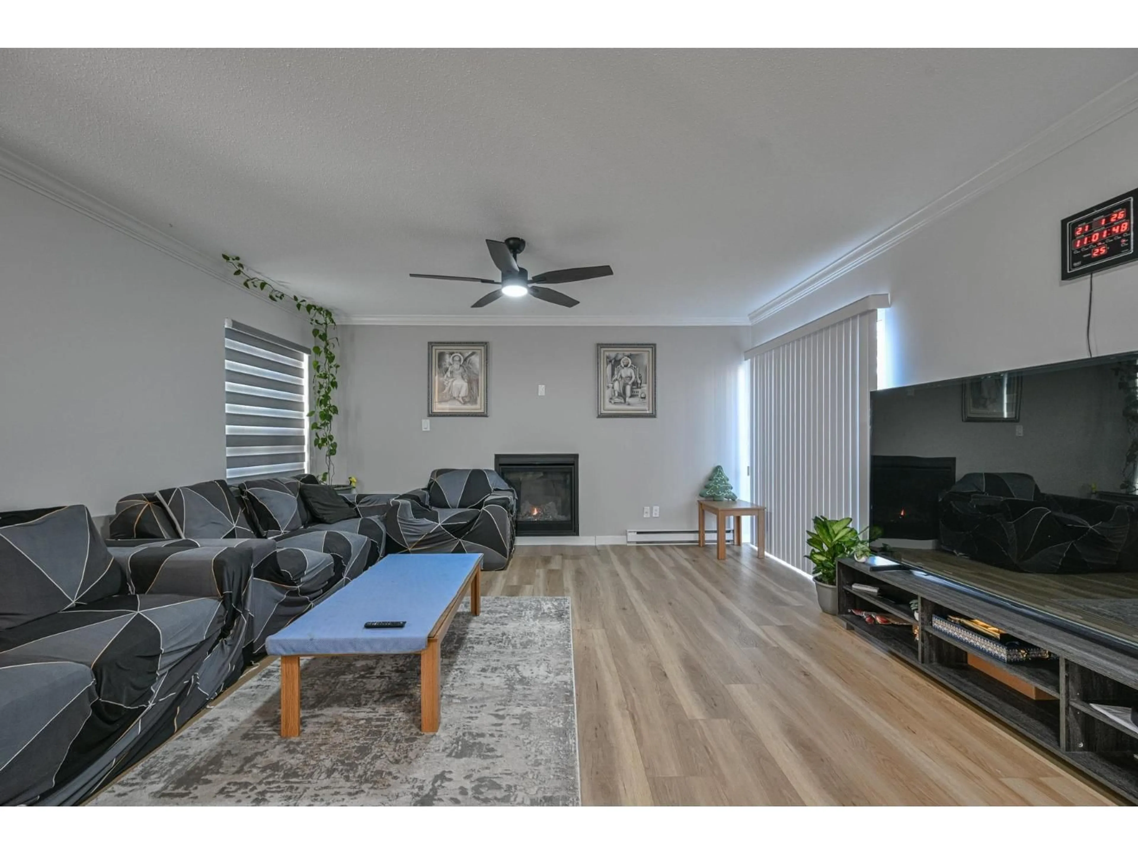 Living room with furniture, wood/laminate floor for 190 - 32550 MACLURE ROAD, Abbotsford British Columbia V2T4N3