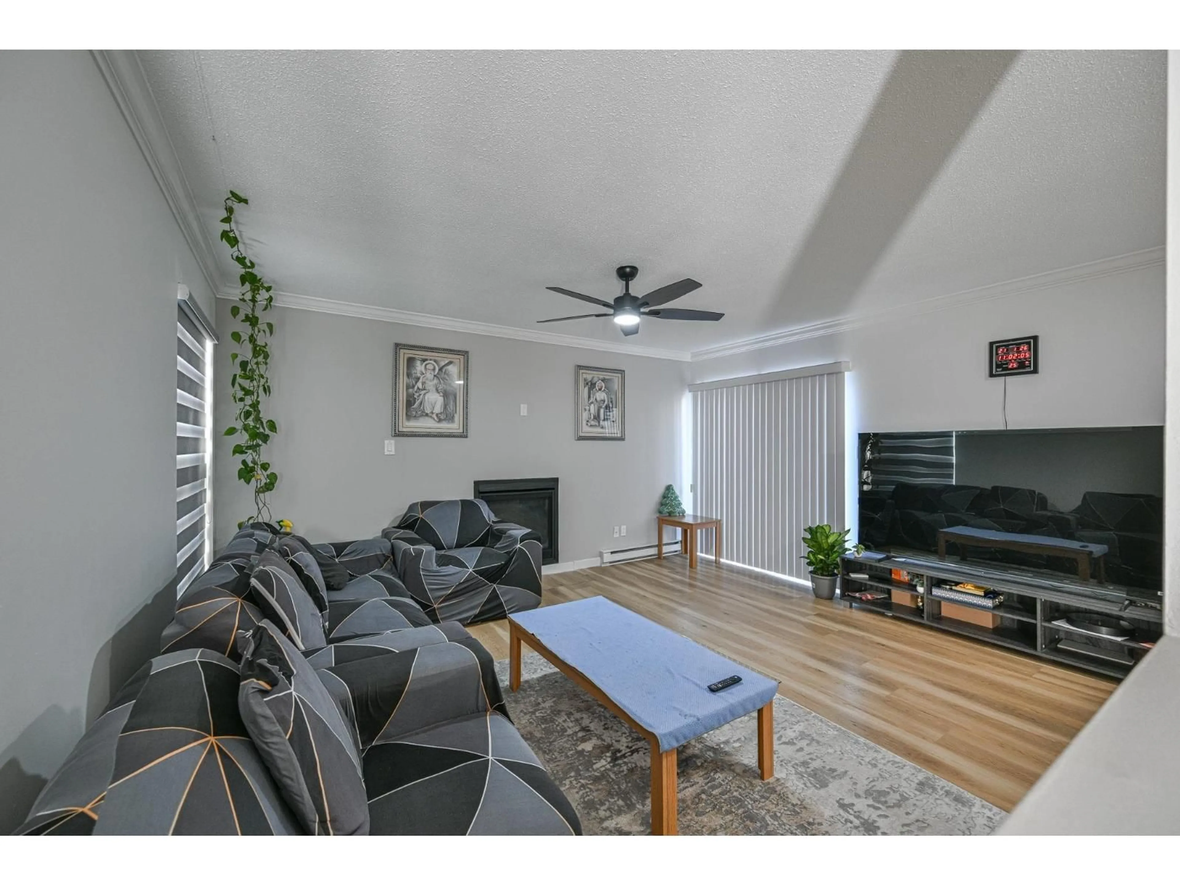 Living room with furniture, wood/laminate floor for 190 - 32550 MACLURE ROAD, Abbotsford British Columbia V2T4N3