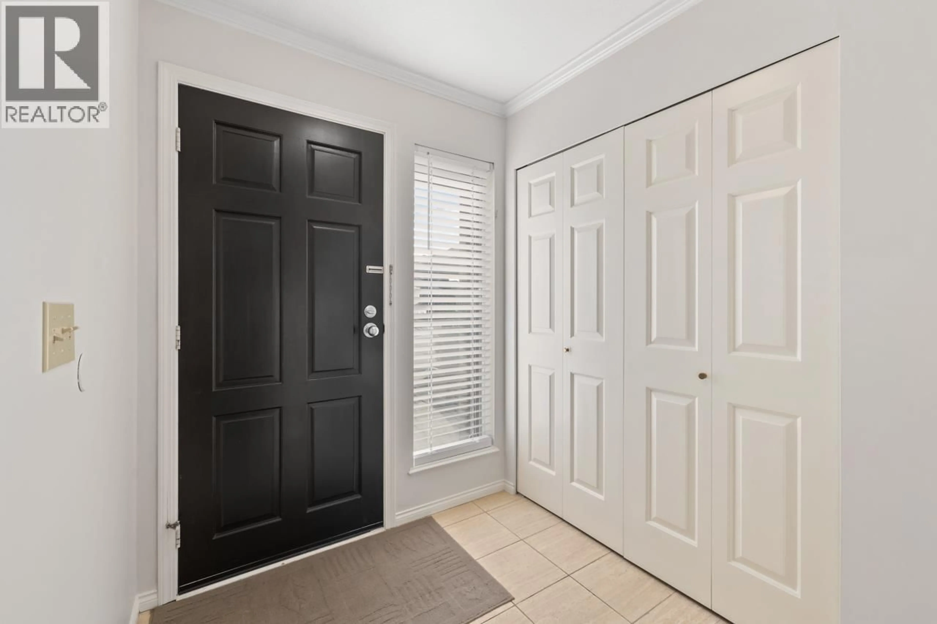 Indoor entryway for 912 ROCHE POINT DRIVE, North Vancouver British Columbia V7H2T5