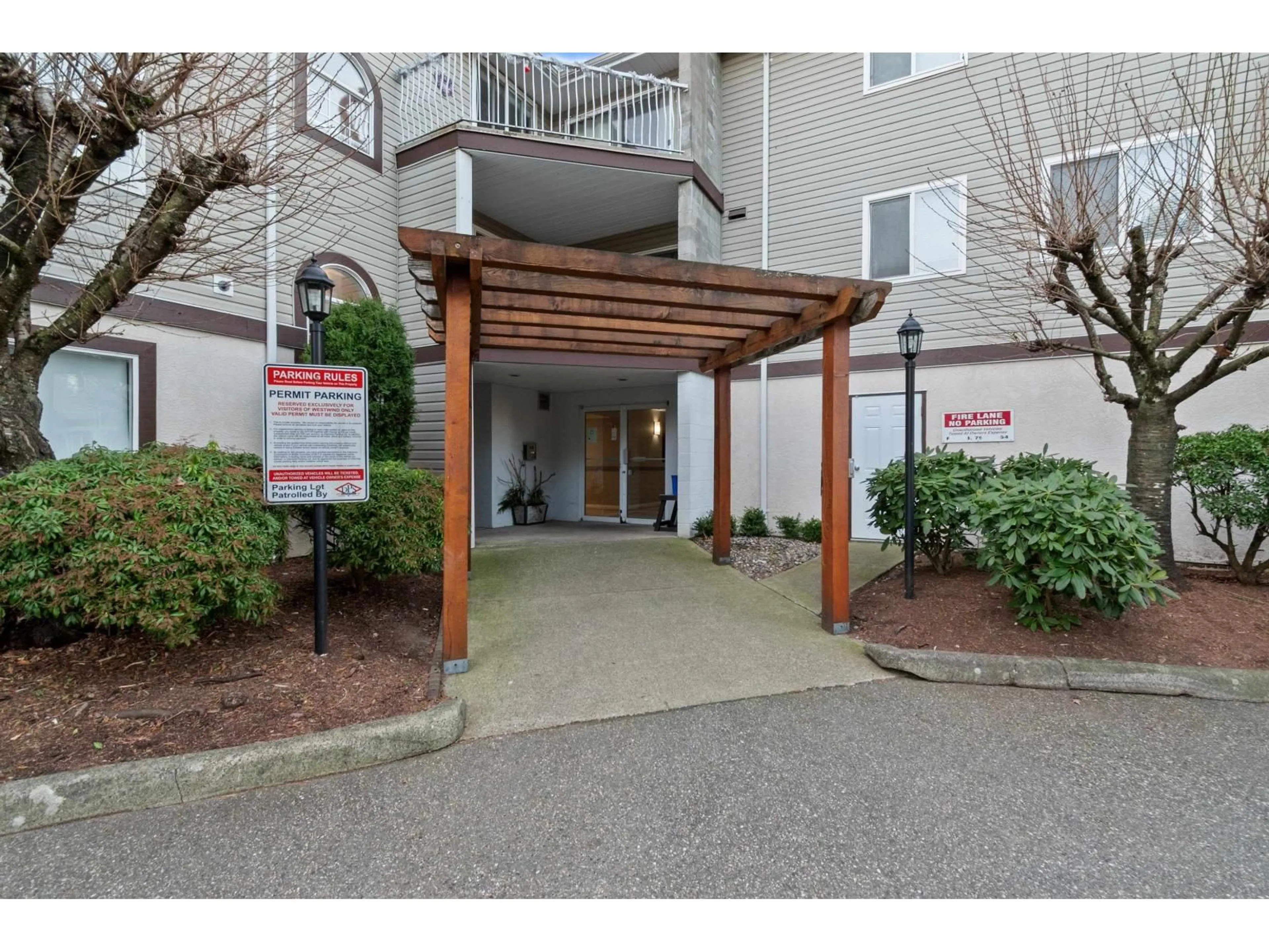 Indoor entryway for 208 - 45222 WATSON ROAD, Chilliwack British Columbia V2R3J4