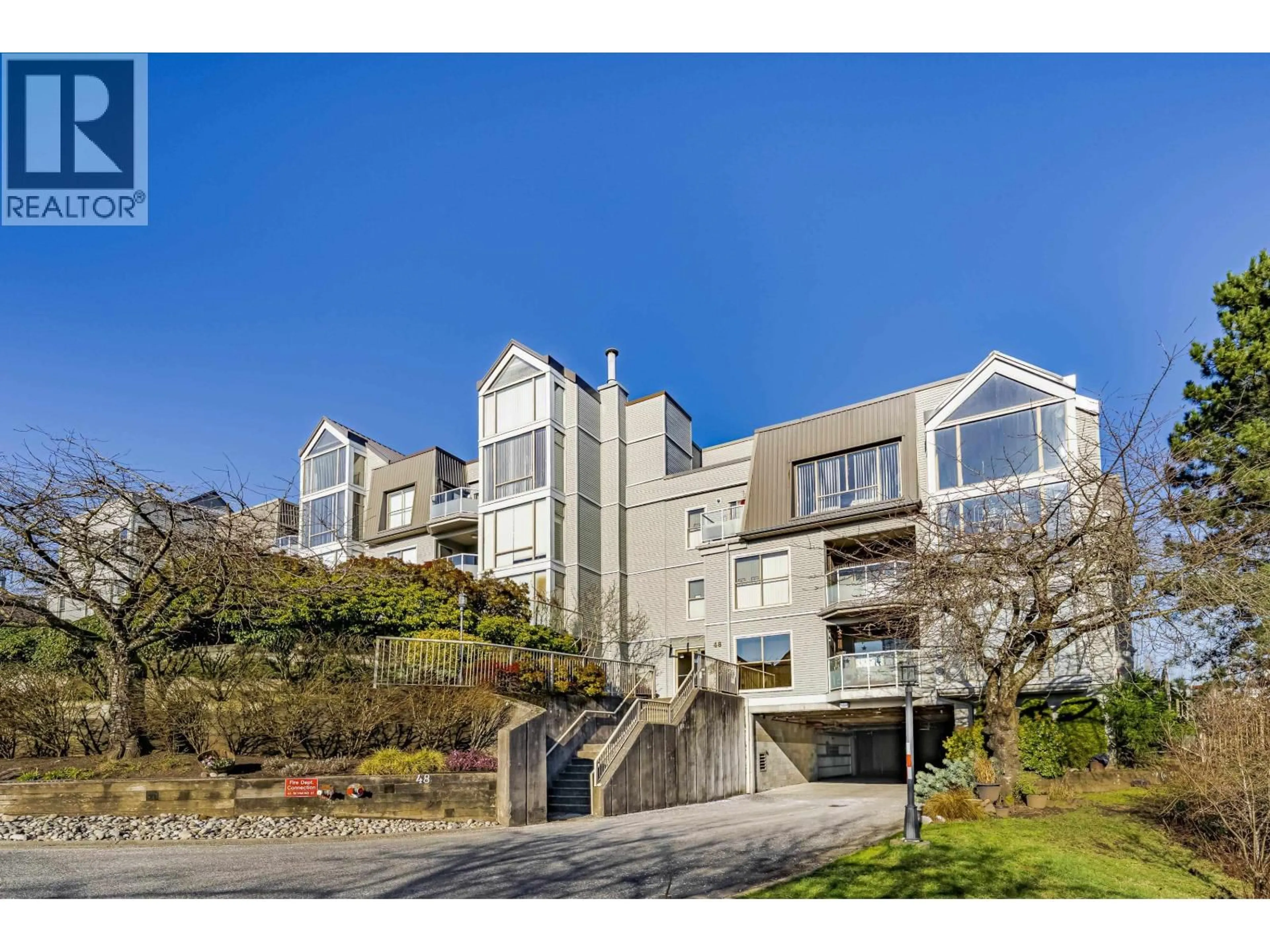 A pic from outside/outdoor area/front of a property/back of a property/a pic from drone, mountain view for 206 - 48 RICHMOND STREET, New Westminster British Columbia V3L5P4