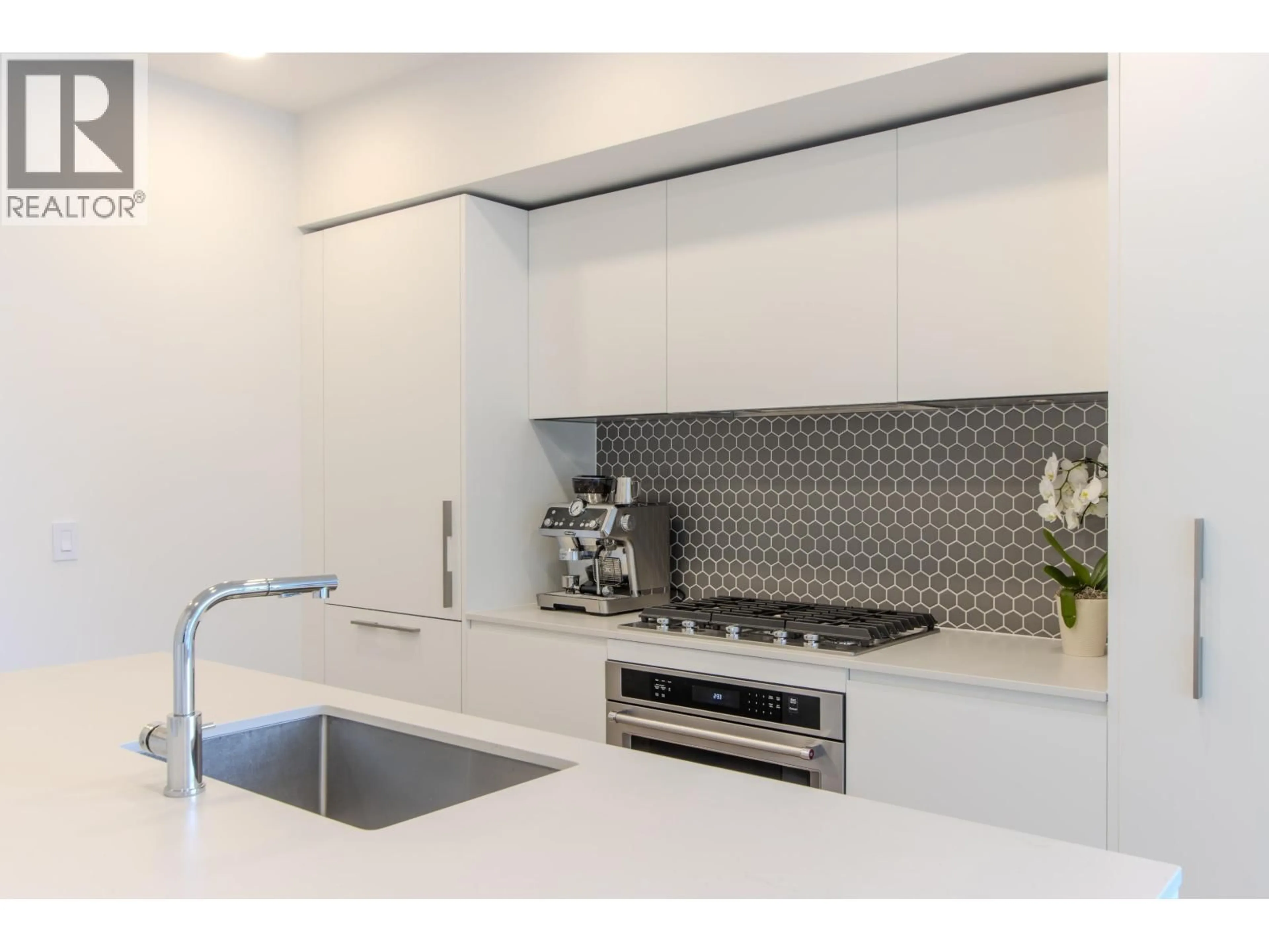 Standard kitchen, ceramic/tile floor for 303 - 1506 SCOTT CRESCENT, Squamish British Columbia V8B1G4