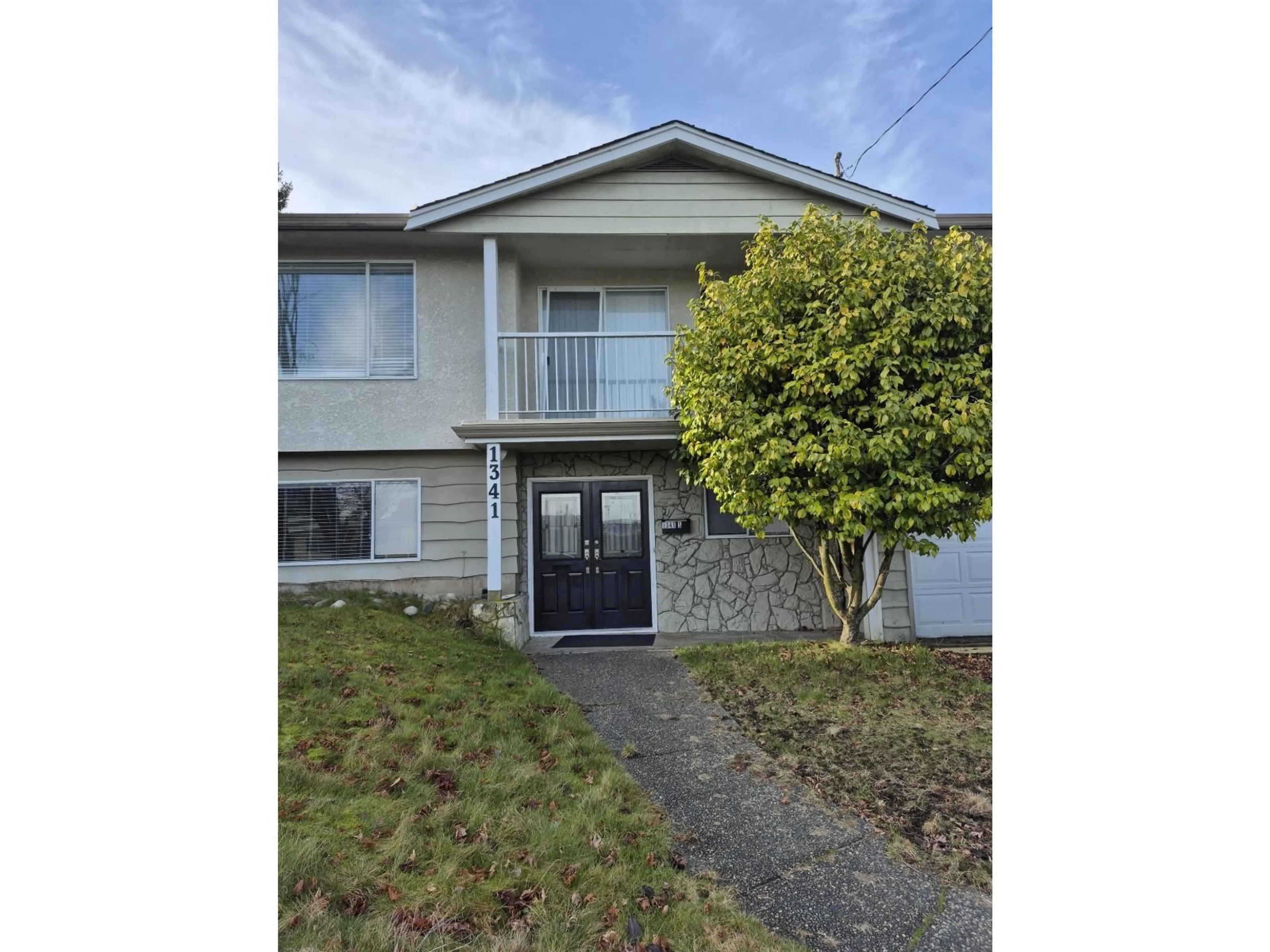 A pic from outside/outdoor area/front of a property/back of a property/a pic from drone, street for 1341 PARKER STREET EAST, White Rock British Columbia V4B4S4
