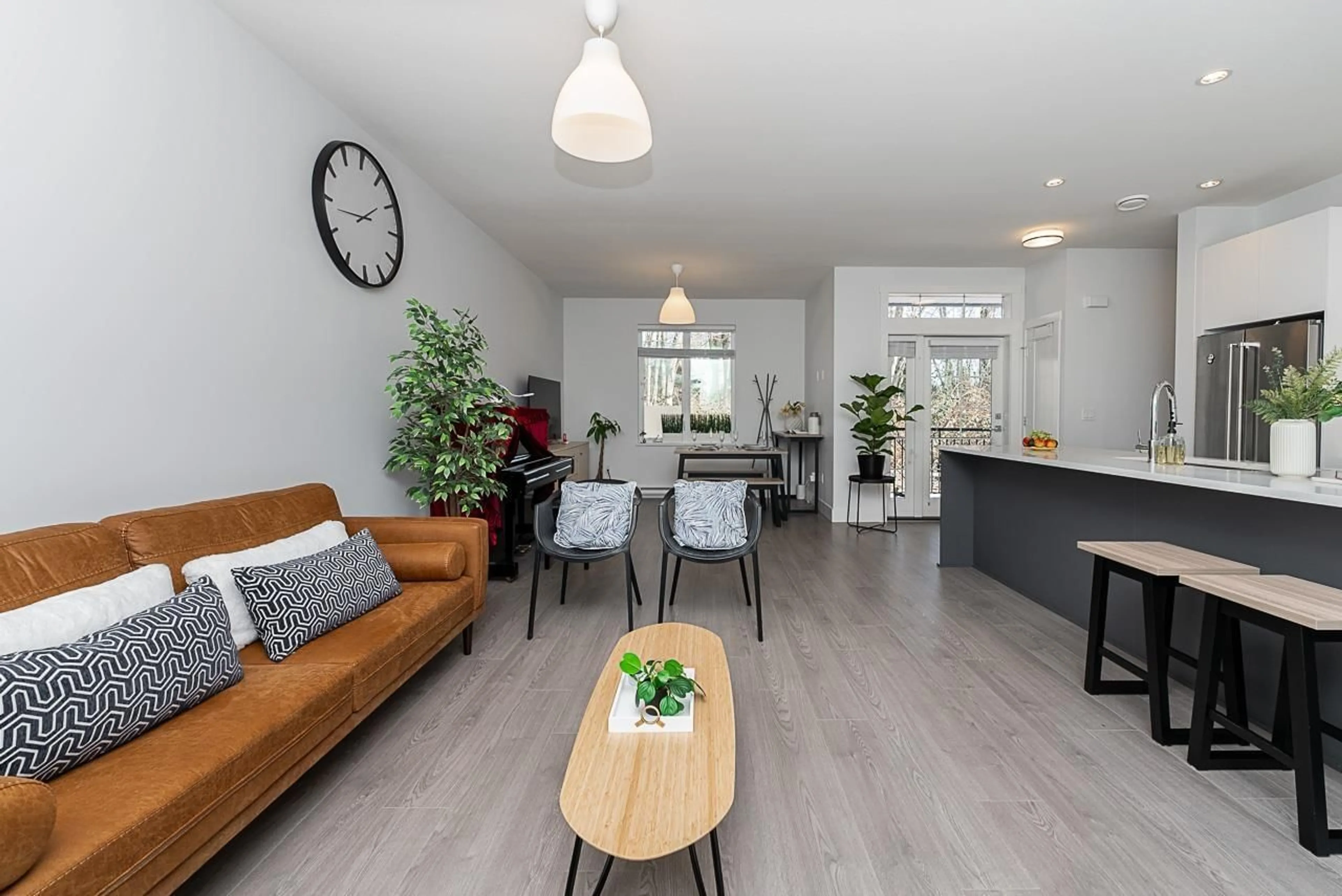 Living room with furniture, wood/laminate floor for 47 - 2070 OAK MEADOWS DRIVE, Surrey British Columbia V3Z1J1