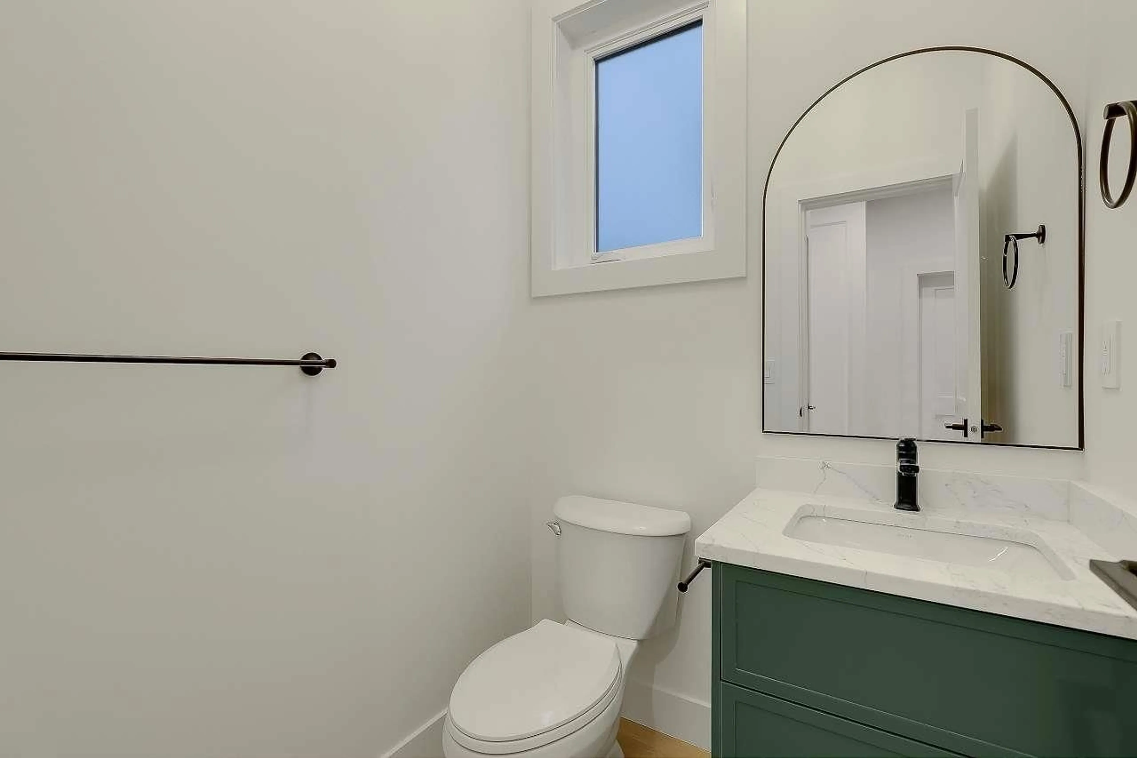 Standard bathroom, unknown for 7826 118 STREET, Surrey British Columbia V4C6G8