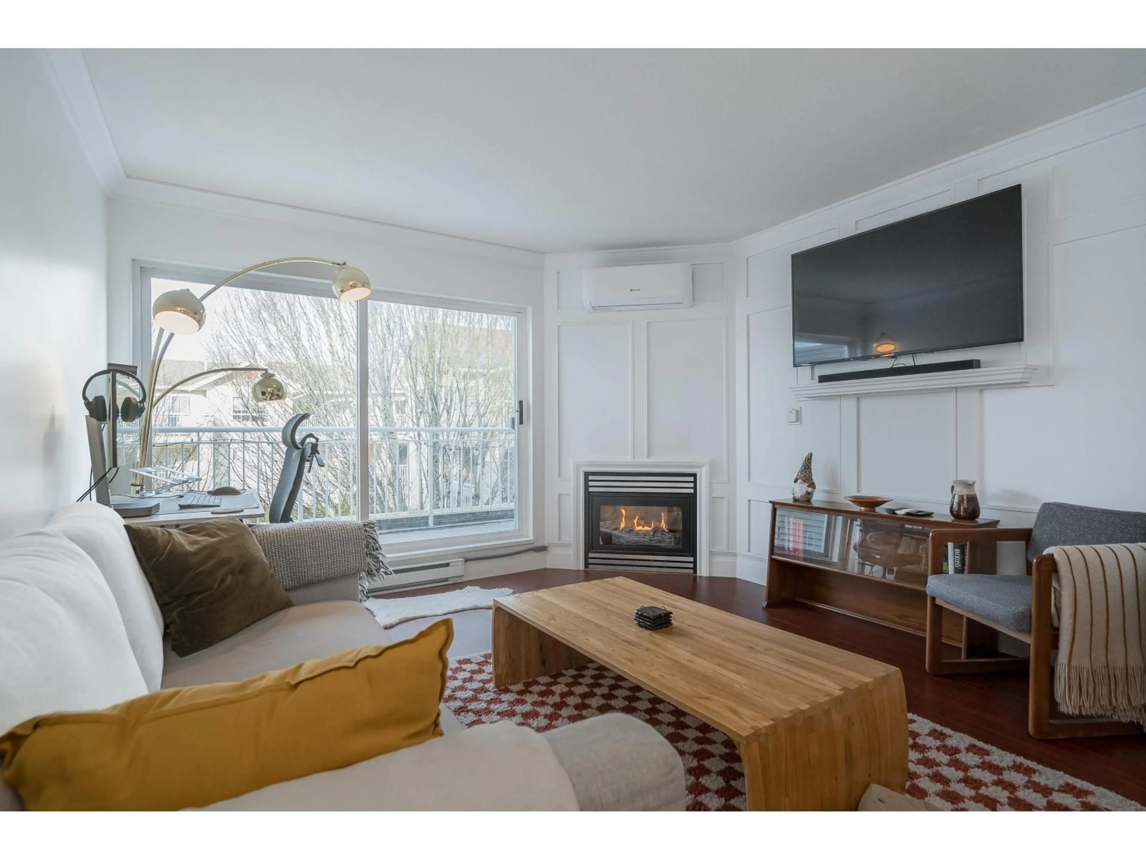 Living room with furniture, wood/laminate floor for 414 - 6359 198 STREET, Langley British Columbia V2Y2E3