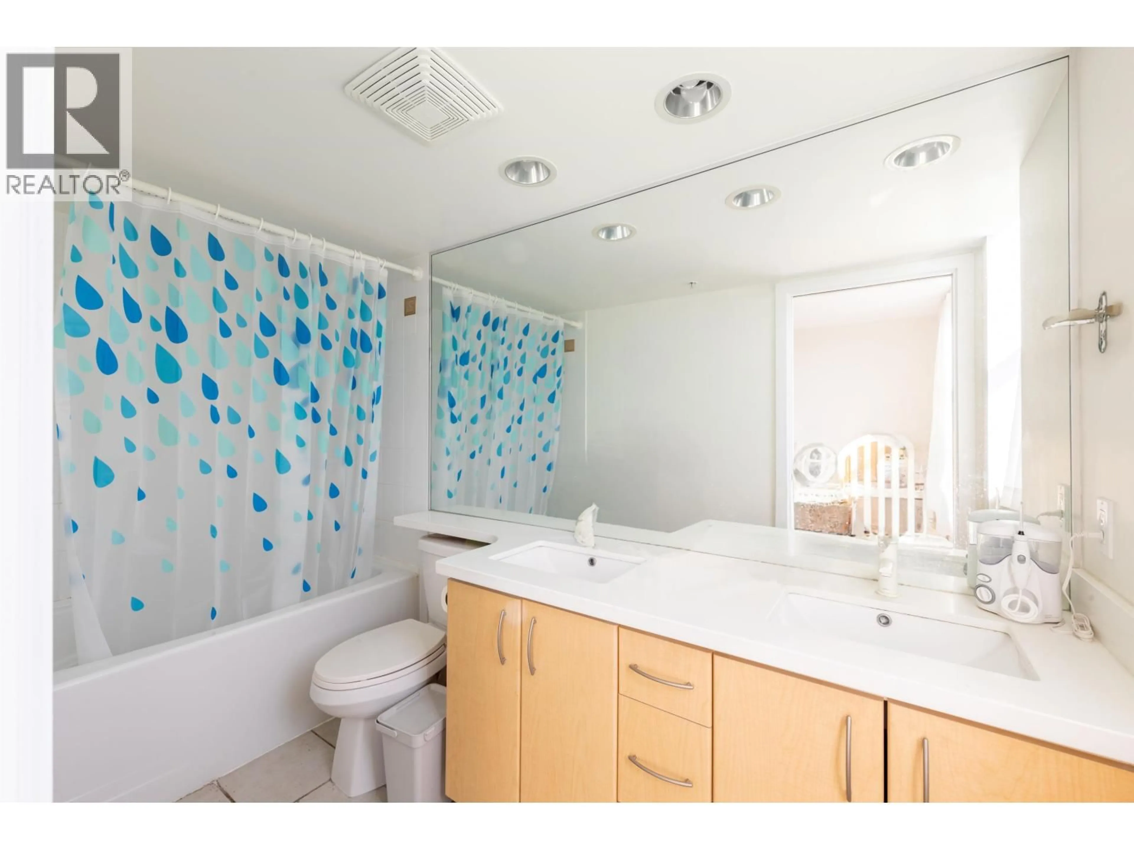 Standard bathroom, ceramic/tile floor for 702 - 8460 GRANVILLE AVENUE, Richmond British Columbia V6Y4E7