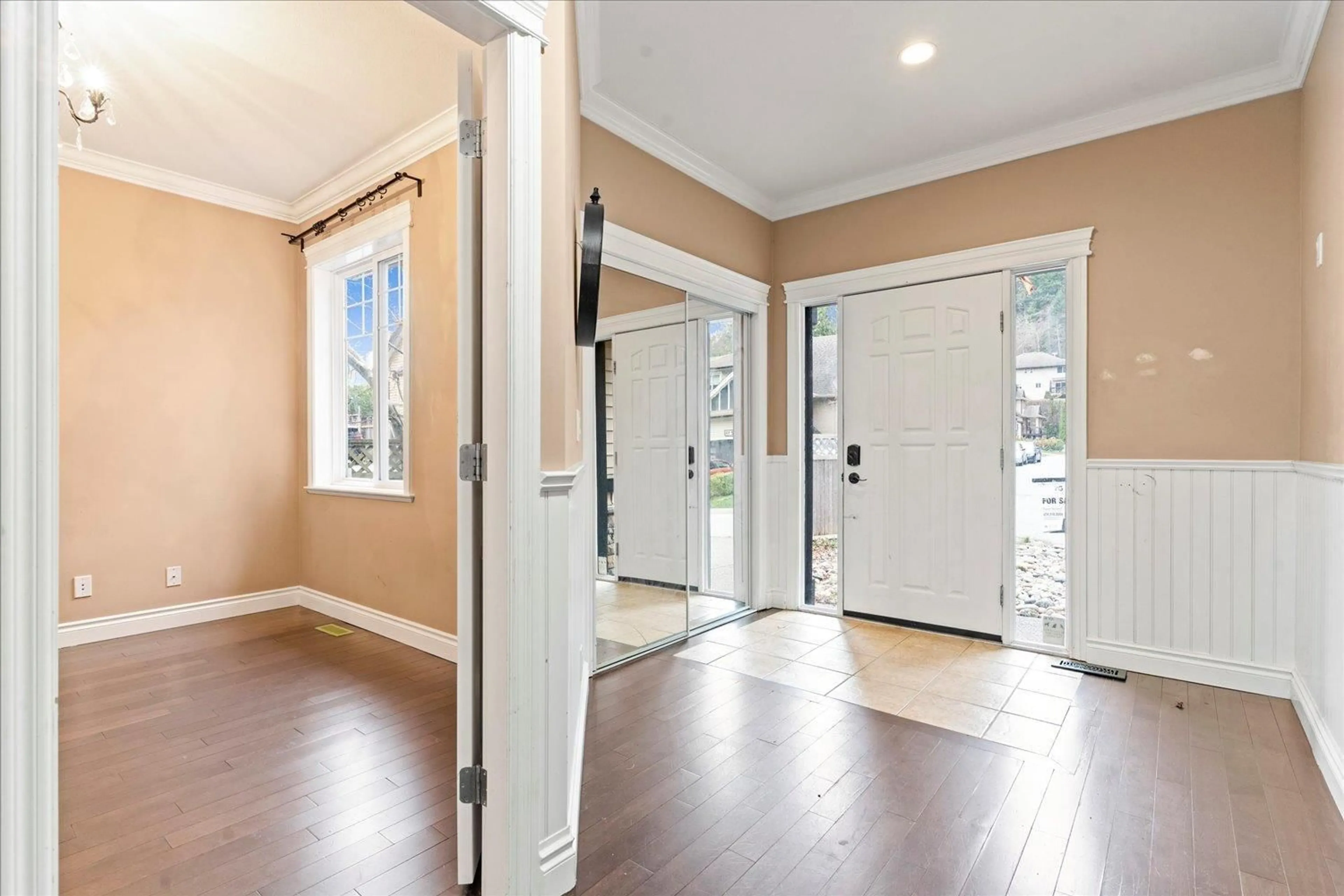 Indoor entryway for 46254 KERMODE CRESCENT, Chilliwack British Columbia V2R0C7