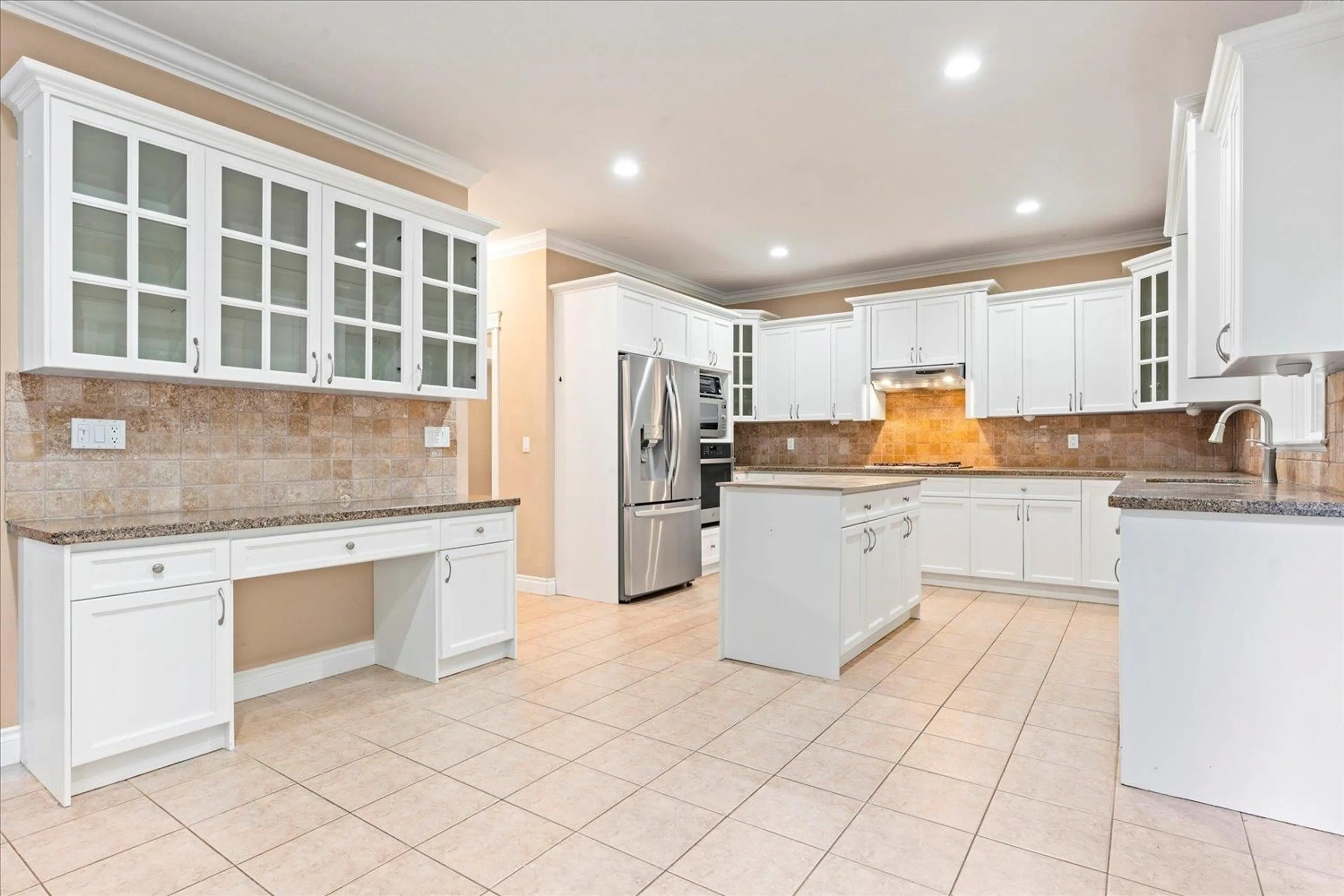 Open concept kitchen, ceramic/tile floor for 46254 KERMODE CRESCENT, Chilliwack British Columbia V2R0C7