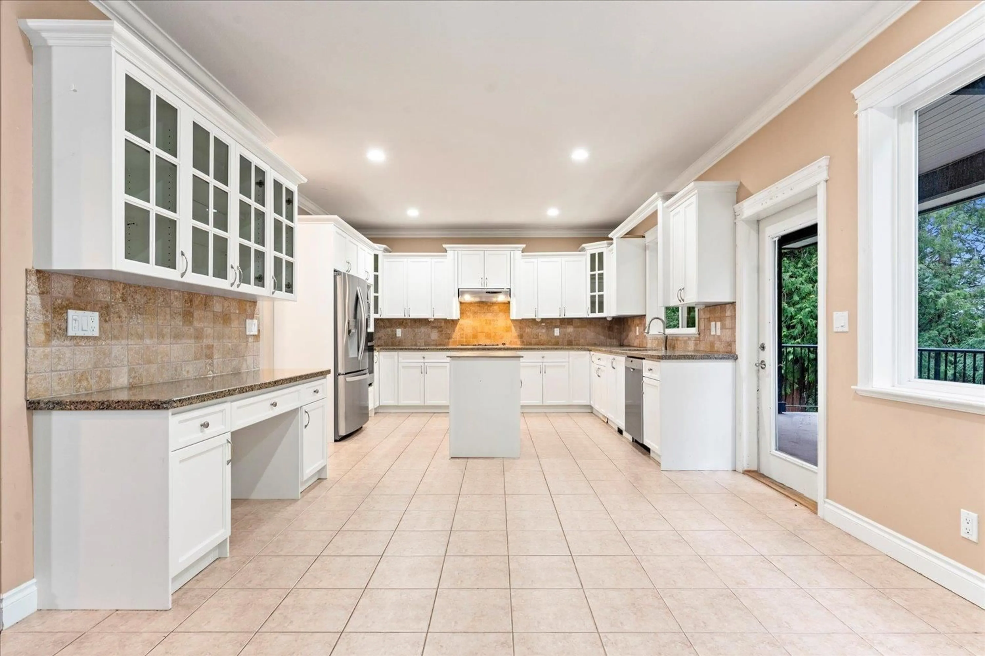 Open concept kitchen, ceramic/tile floor for 46254 KERMODE CRESCENT, Chilliwack British Columbia V2R0C7