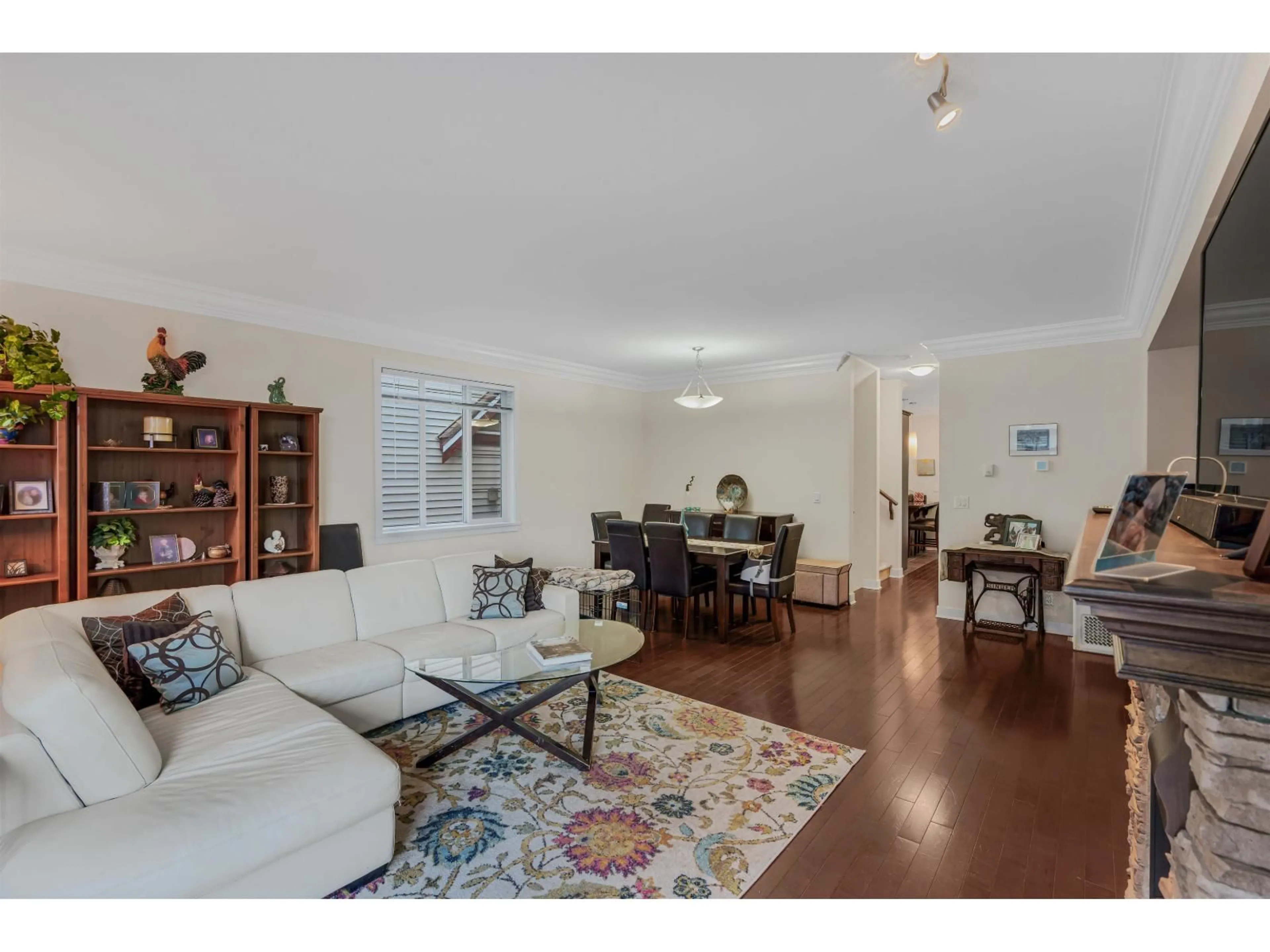 Living room with furniture, wood/laminate floor for 33 - 35626 MCKEE ROAD, Abbotsford British Columbia V3G2L6