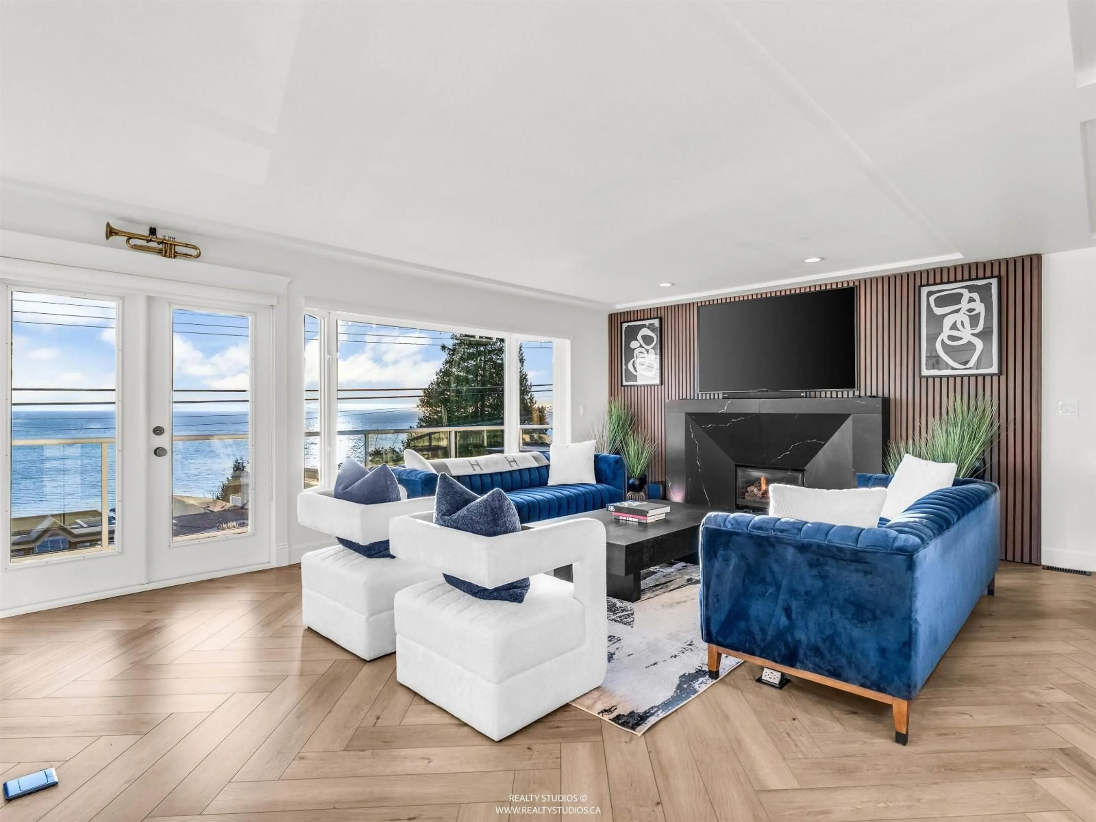 Living room with furniture, unknown for 15383 COLUMBIA AVENUE, White Rock British Columbia V4B1K1