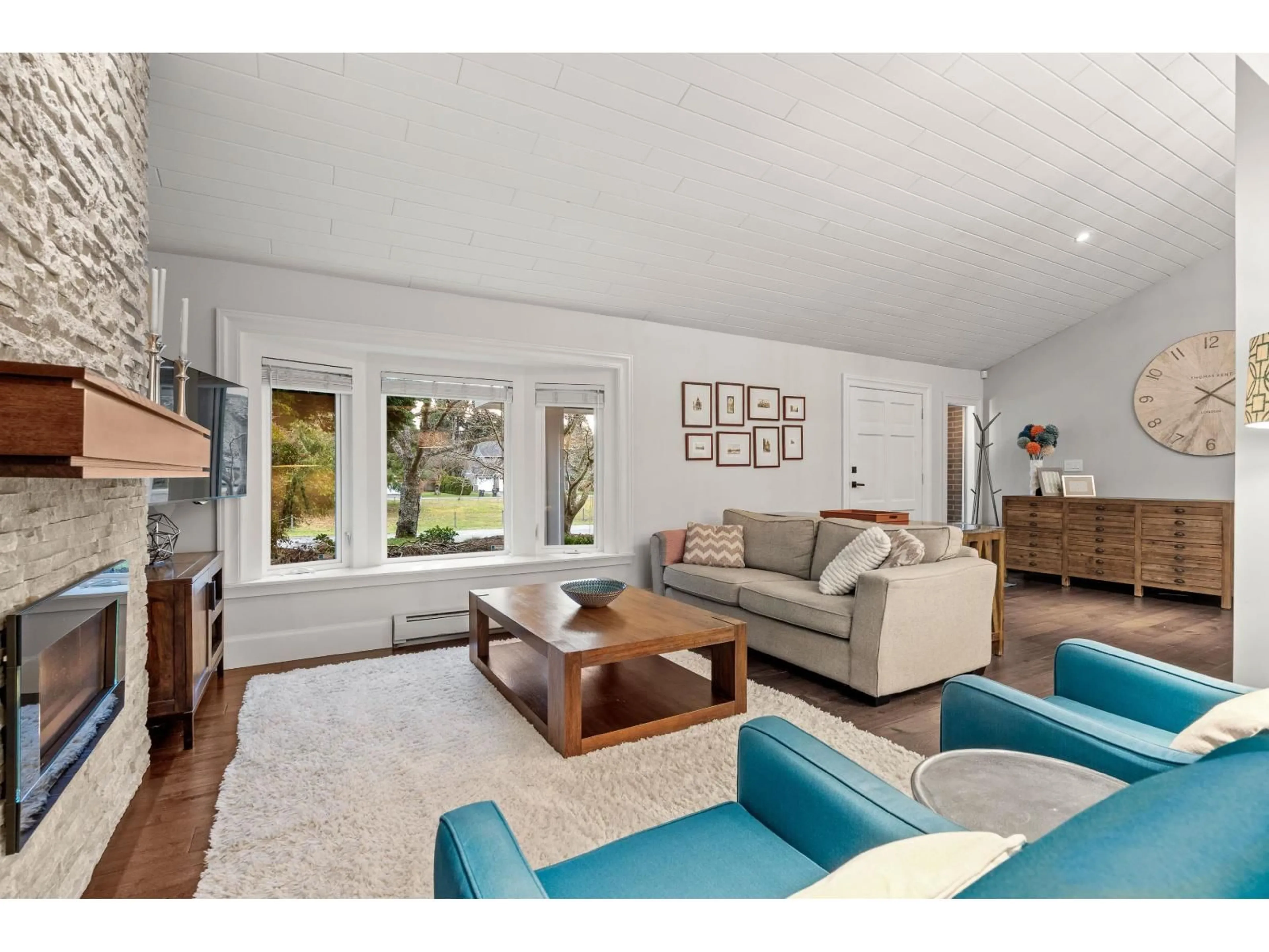 Living room with furniture, wood/laminate floor for 1669 133A STREET, Surrey British Columbia V4A6H5