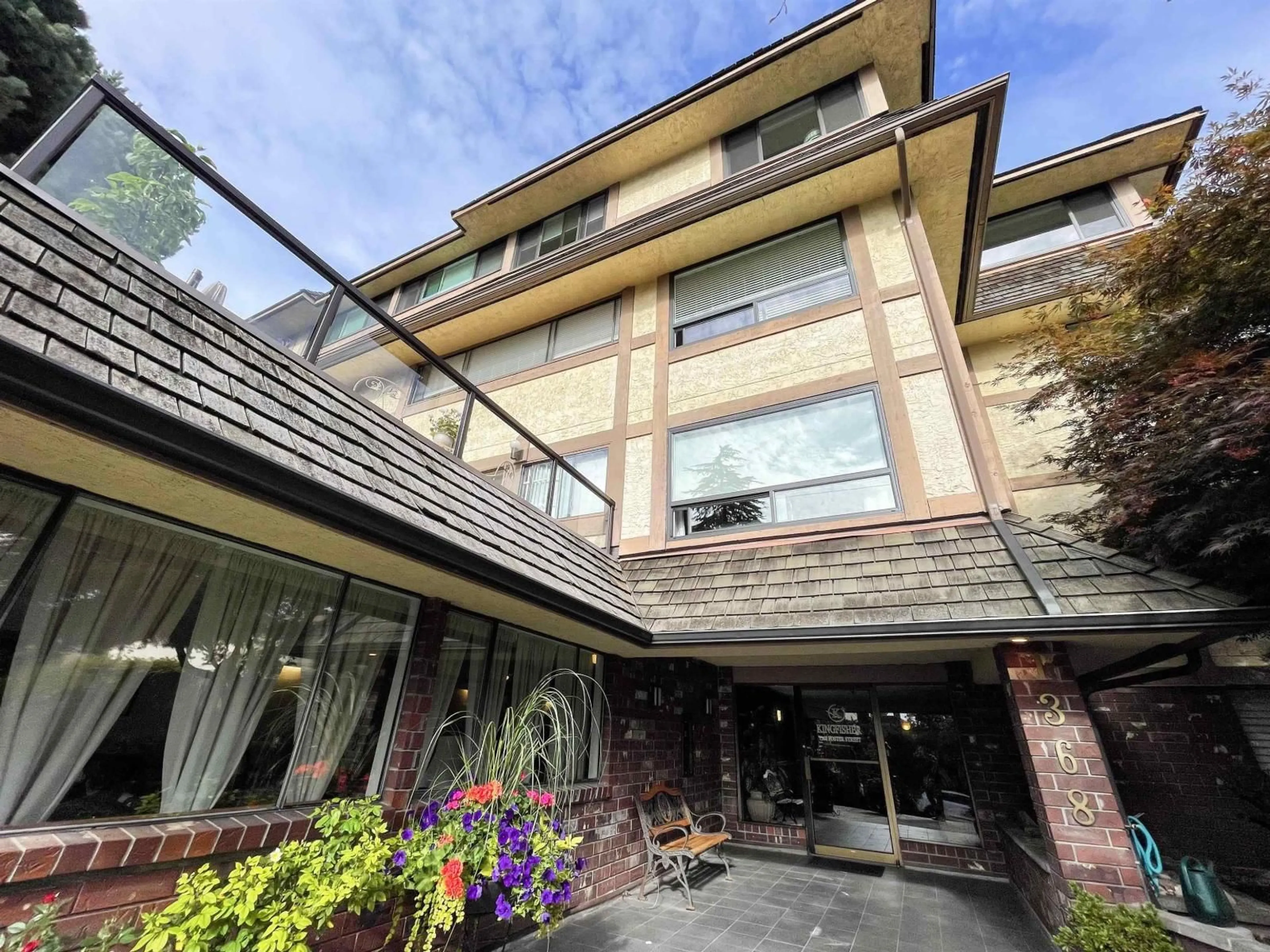 Indoor foyer for 203 - 1368 FOSTER STREET, White Rock British Columbia V4B3X4