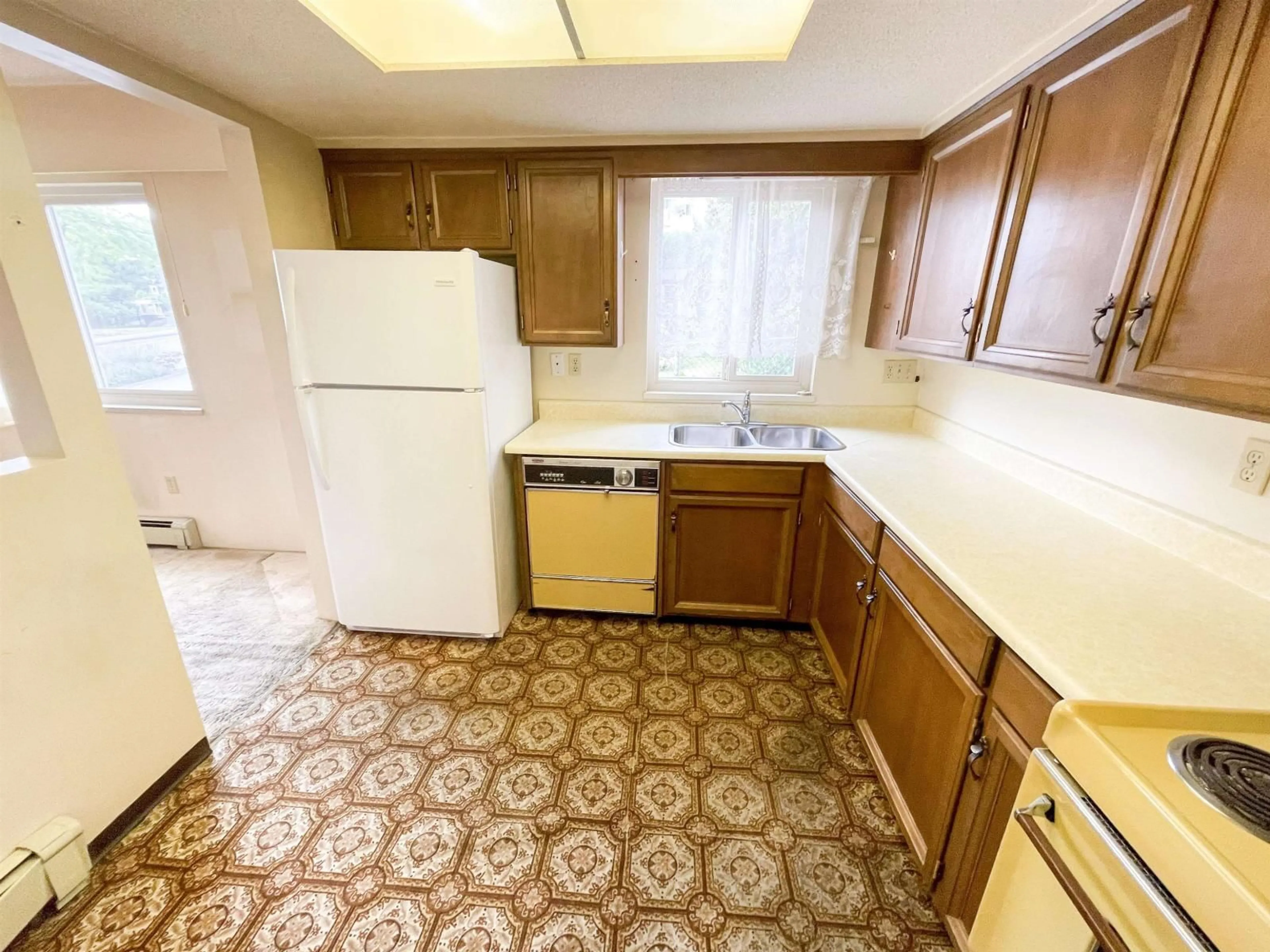 Standard kitchen, ceramic/tile floor for 203 - 1368 FOSTER STREET, White Rock British Columbia V4B3X4