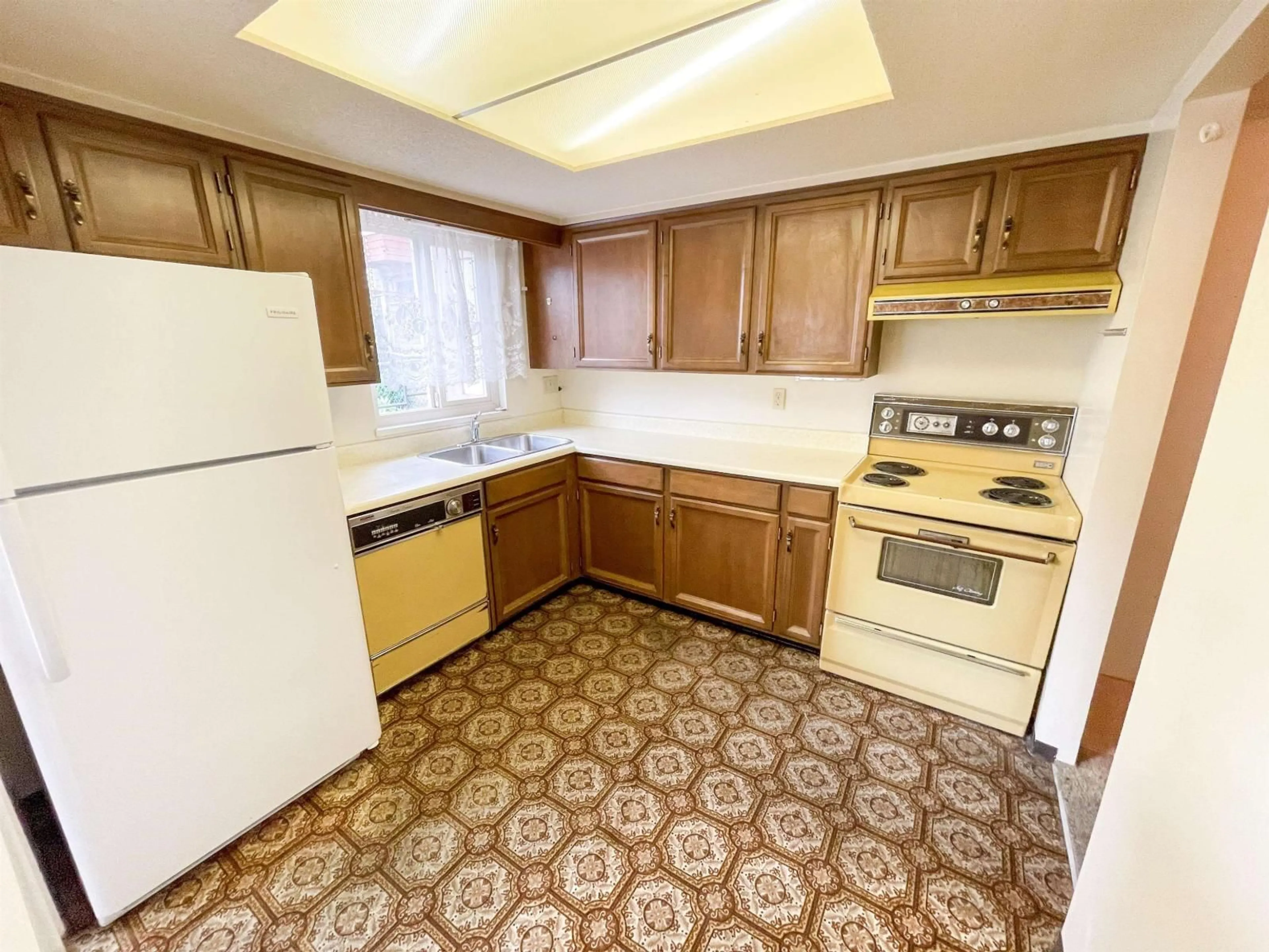 Standard kitchen, unknown for 203 - 1368 FOSTER STREET, White Rock British Columbia V4B3X4