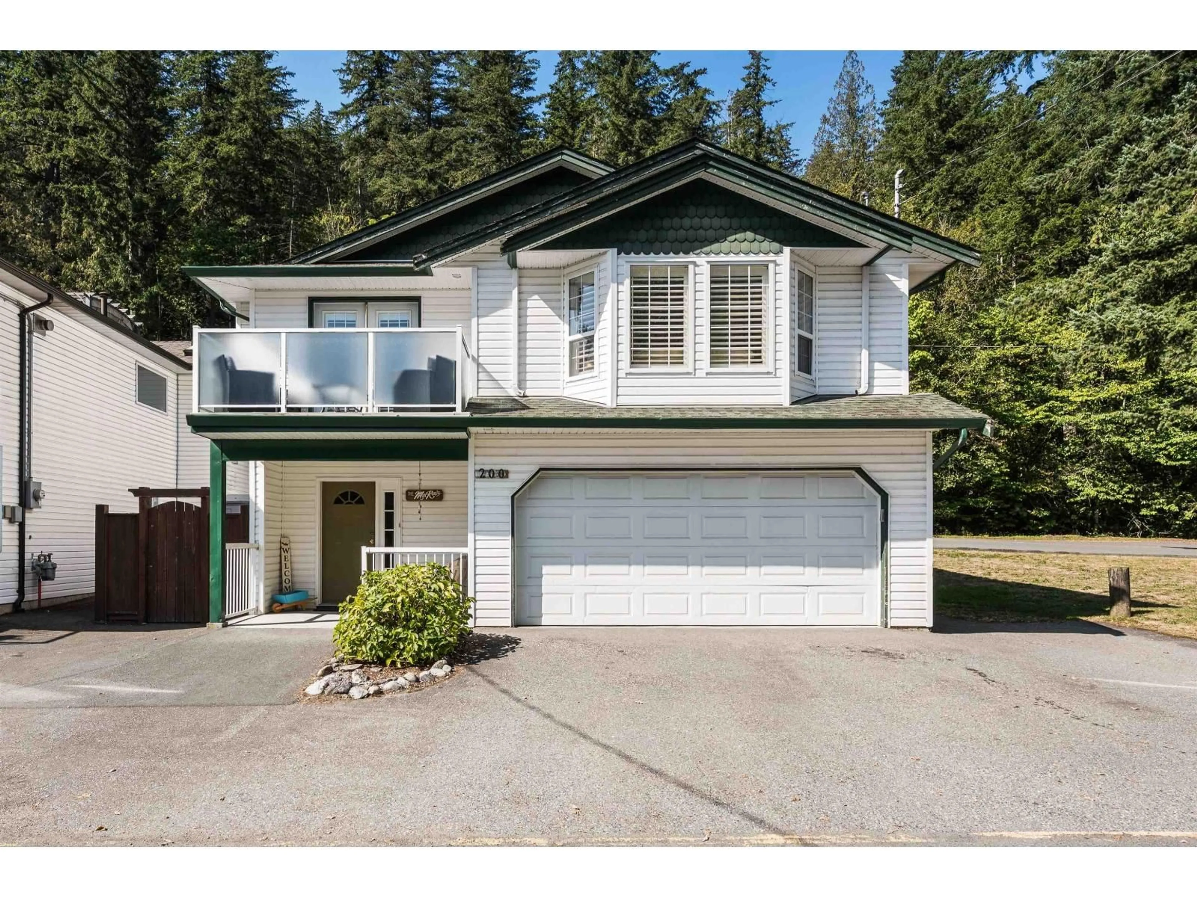 Home with vinyl exterior material, street for 200 LAKESHORE DRIVE, Cultus Lake British Columbia V2R5A1