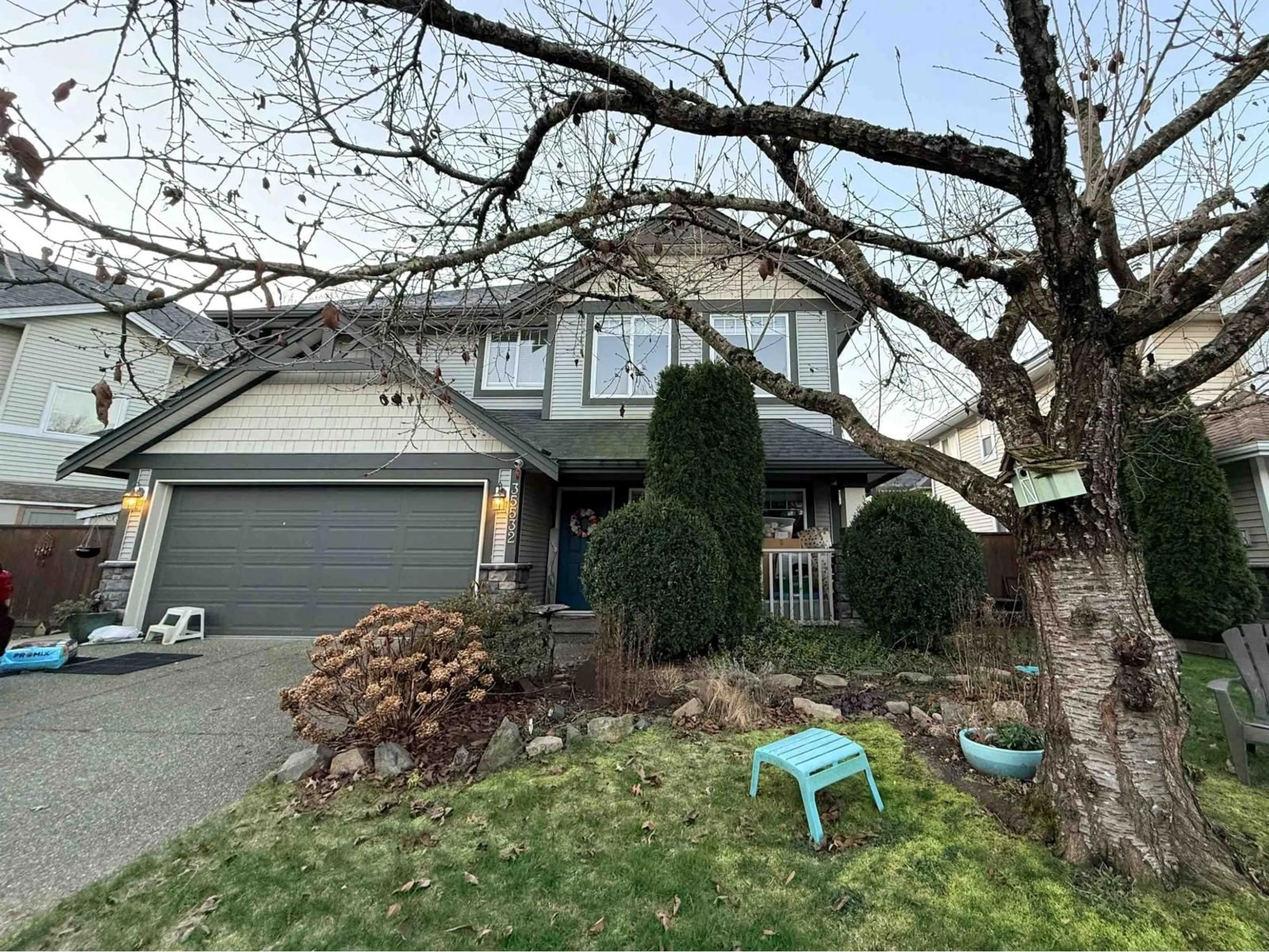 A pic from outside/outdoor area/front of a property/back of a property/a pic from drone, street for 35532 ANGUS CRESCENT, Abbotsford British Columbia V3G0A2