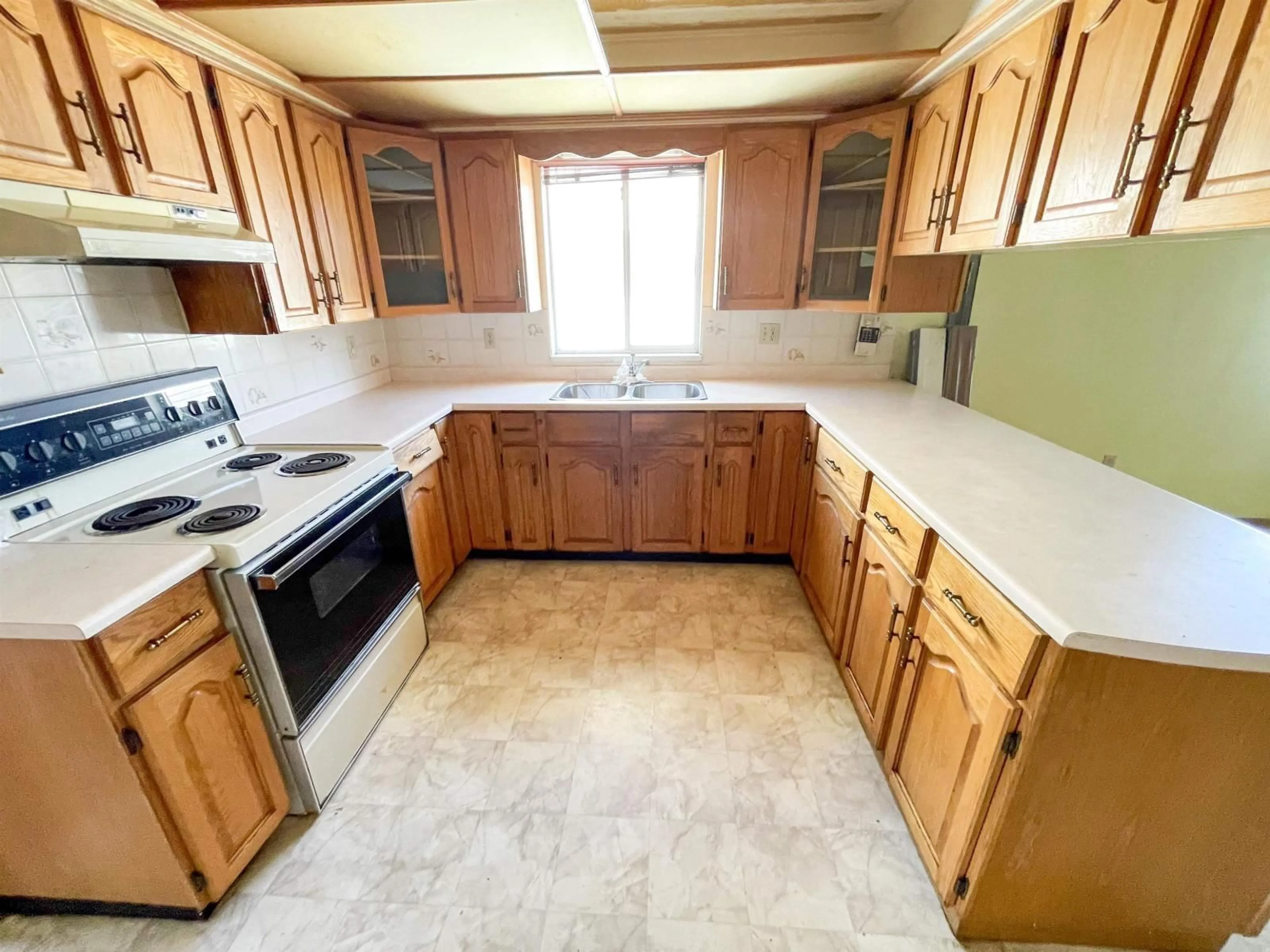 Standard kitchen, ceramic/tile floor for 12476 75A AVENUE, Surrey British Columbia V3W0M3