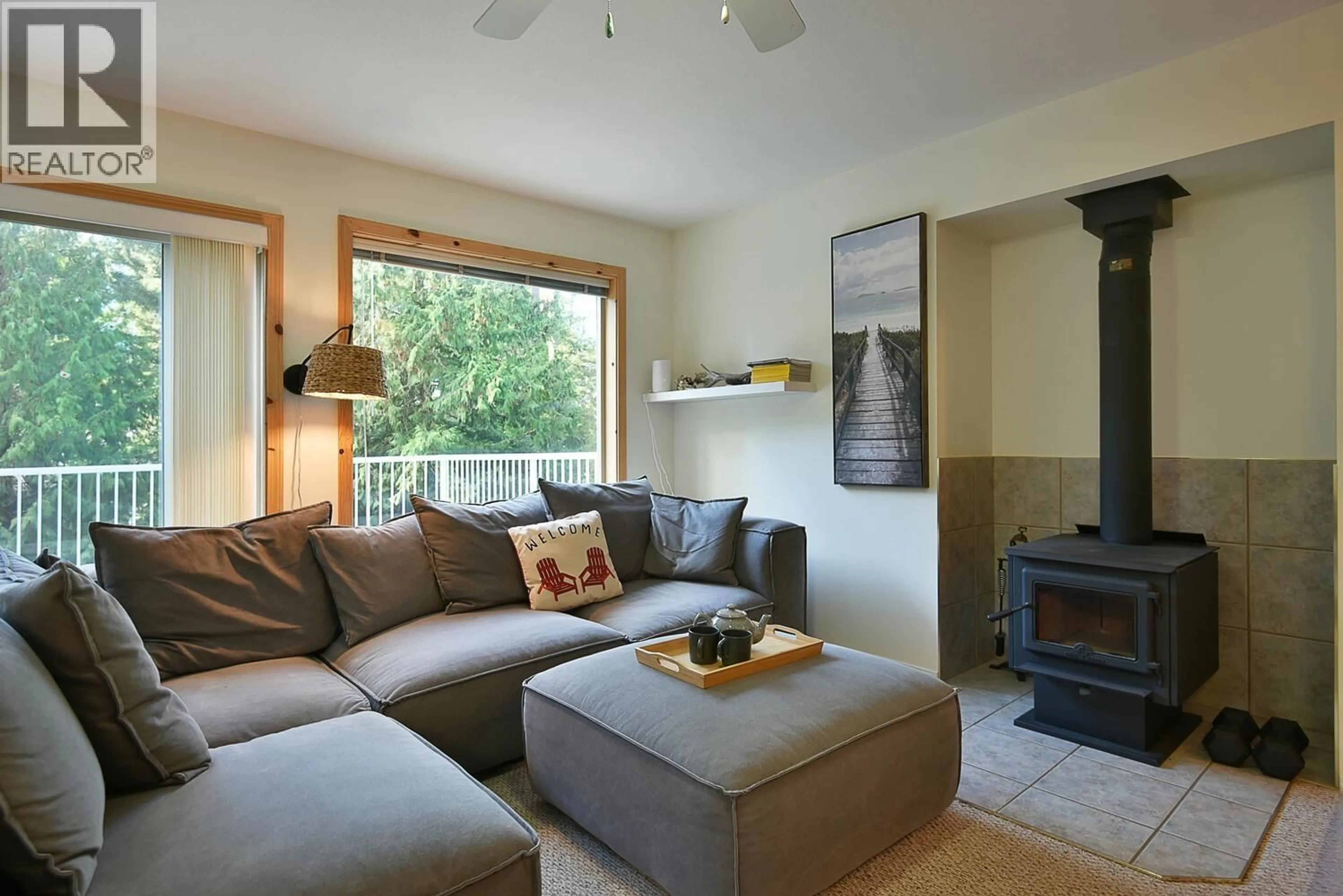 Living room with furniture, wood/laminate floor for 8650 REDROOFFS ROAD, Halfmoon Bay British Columbia V7Z1E7