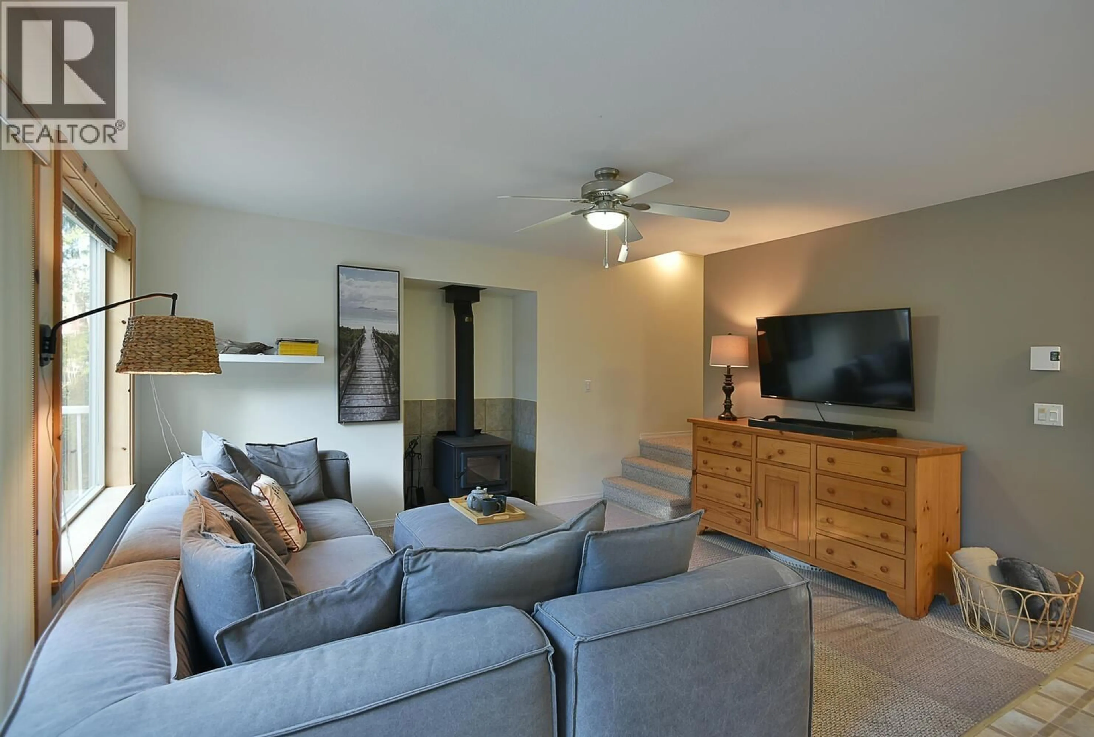 Living room with furniture, unknown for 8650 REDROOFFS ROAD, Halfmoon Bay British Columbia V7Z1E7