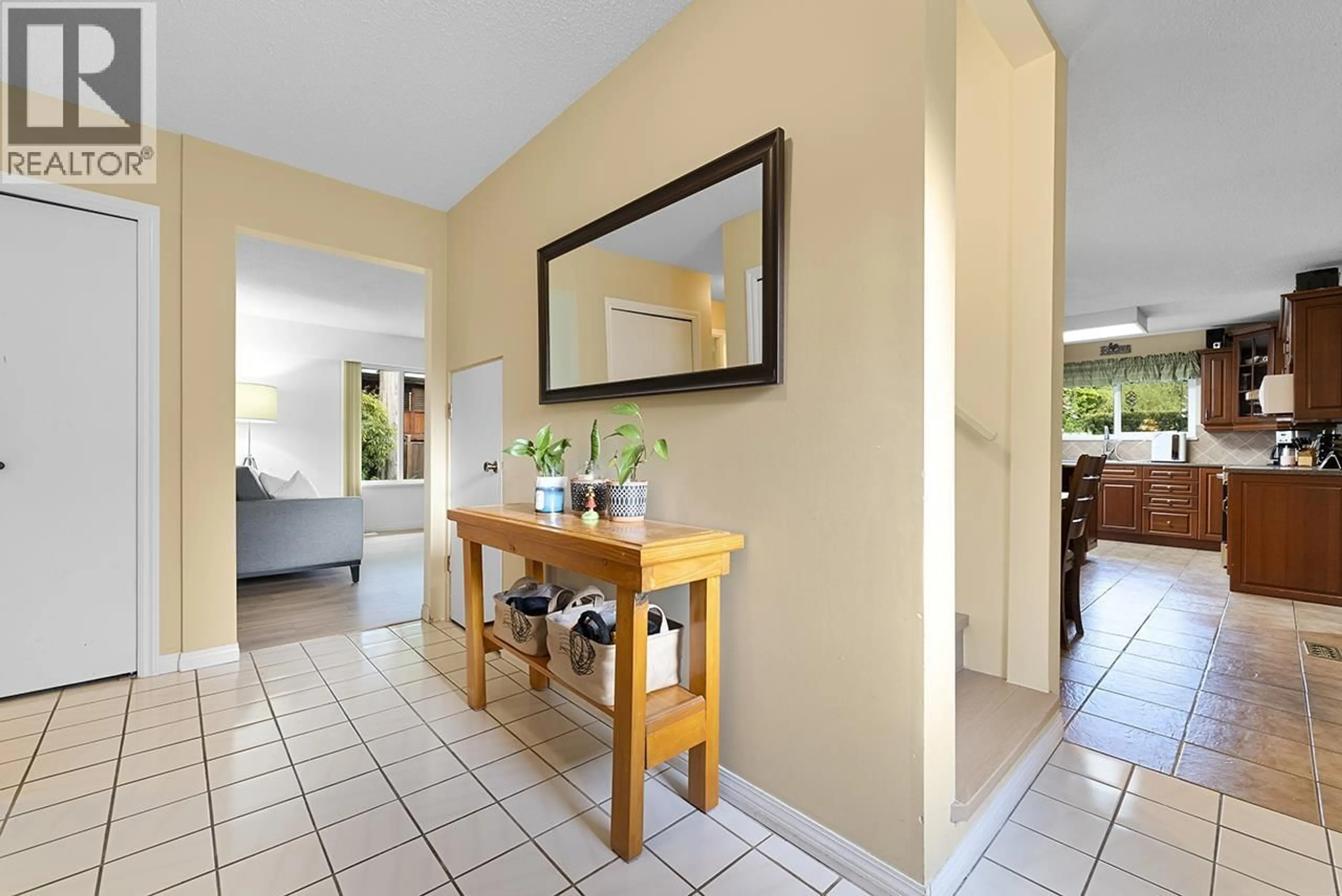 Indoor entryway for 3604 MCRAE CRESCENT, Port Coquitlam British Columbia V3B4P1