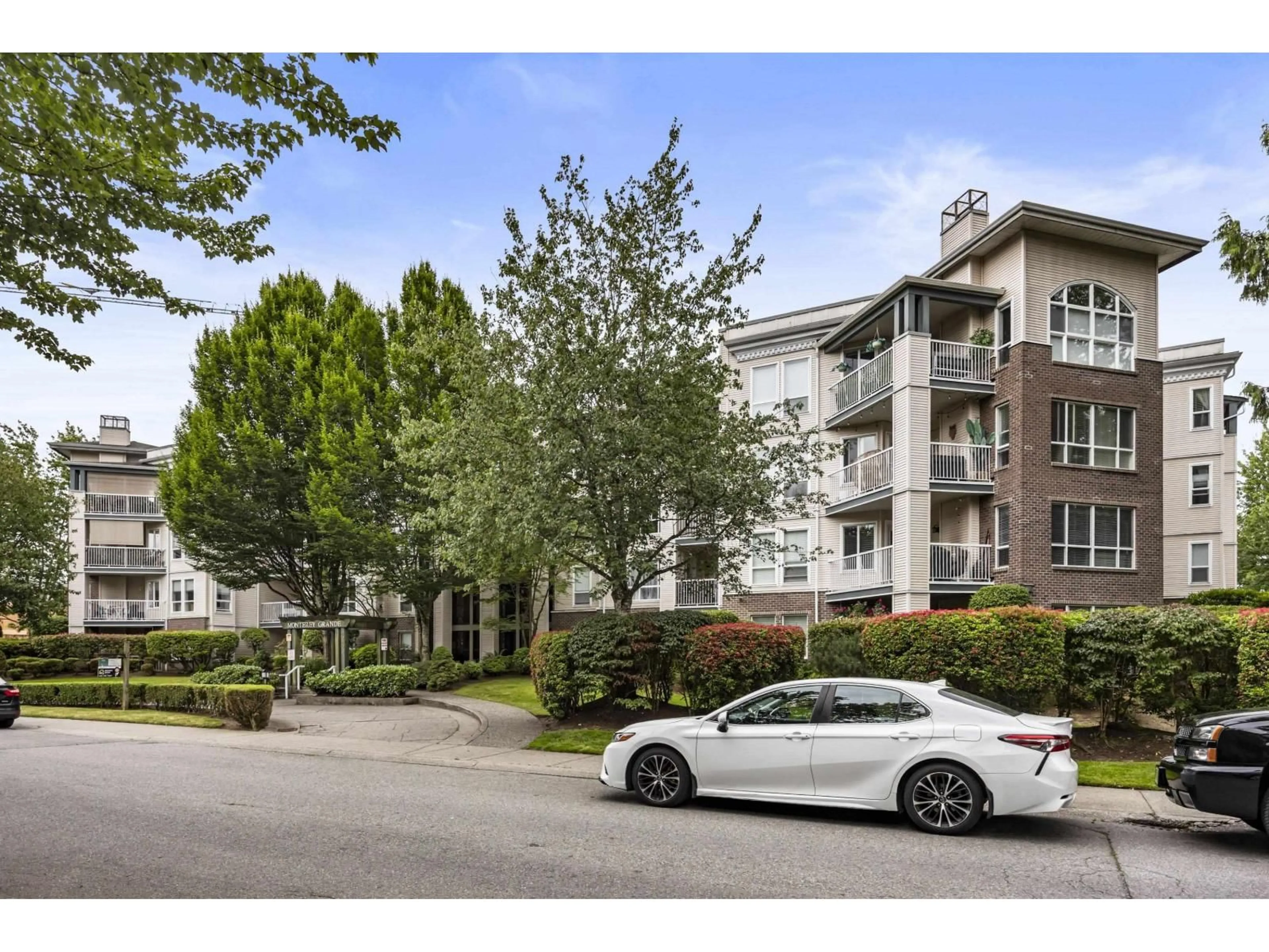 A pic from outside/outdoor area/front of a property/back of a property/a pic from drone, unknown for 403 - 20200 54A AVENUE, Langley British Columbia V3A3W7