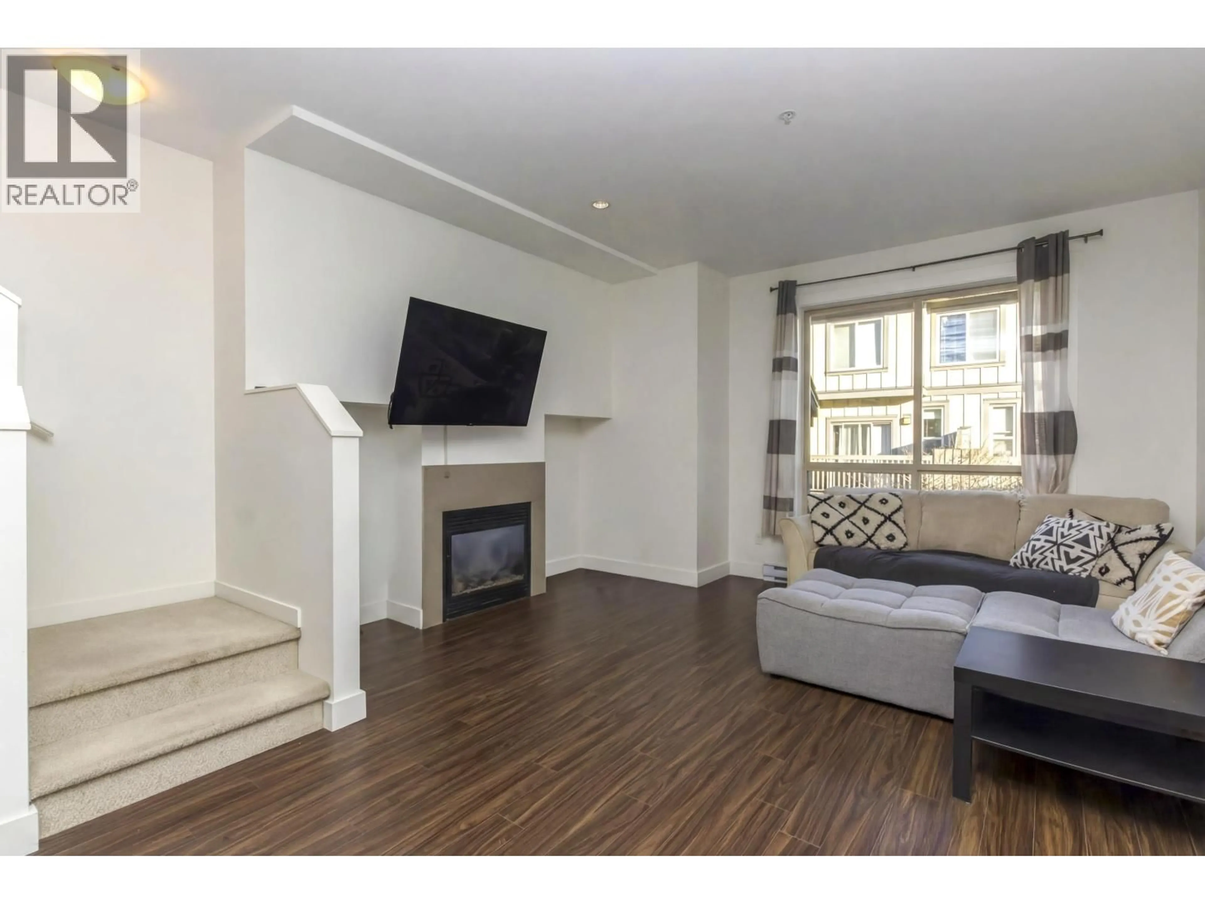 Living room with furniture, wood/laminate floor for 21 - 40653 TANTALUS ROAD, Squamish British Columbia V8B0P3