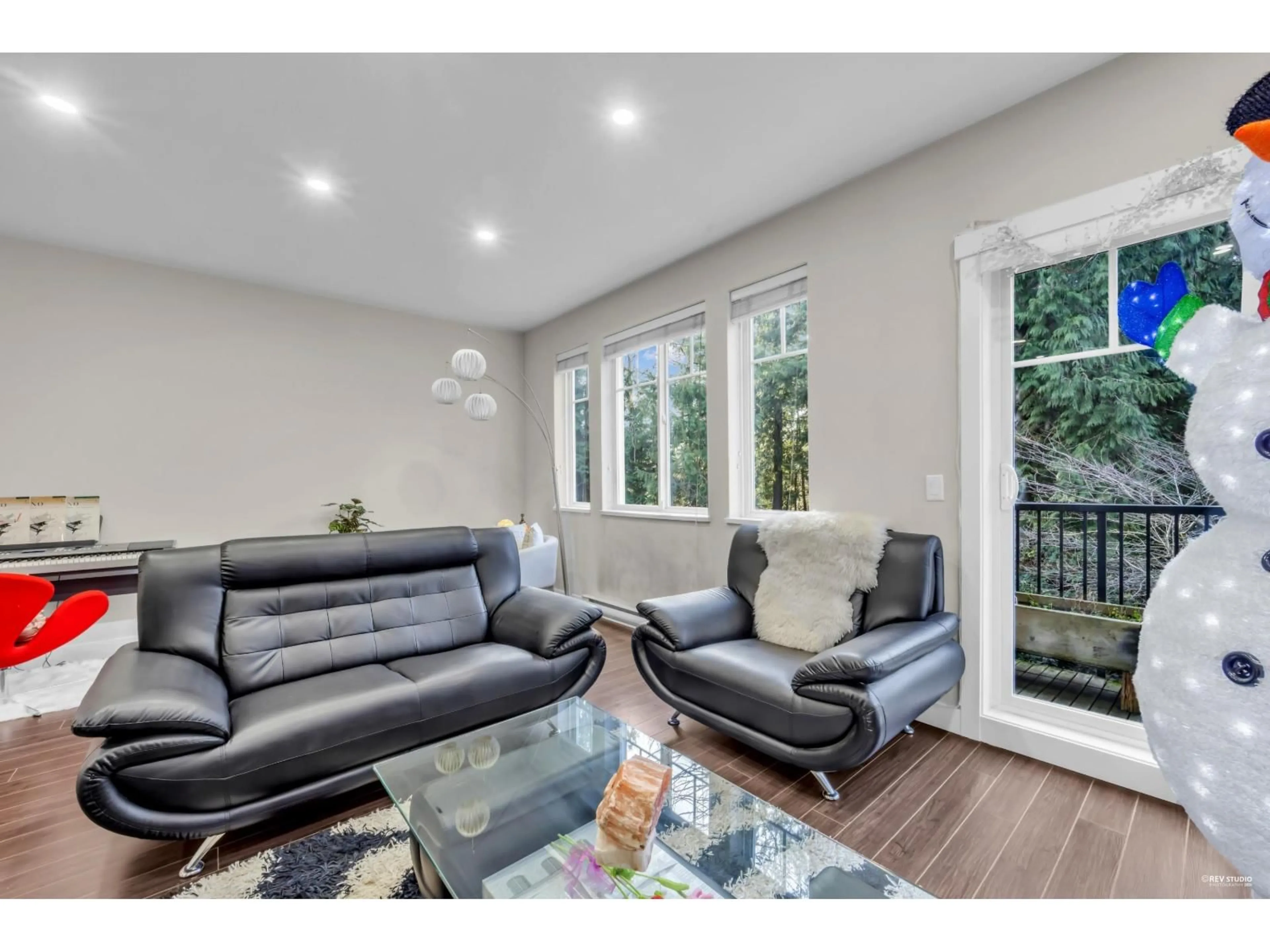 Living room with furniture, wood/laminate floor for 30 - 13864 HYLAND ROAD, Surrey British Columbia V3W2C3