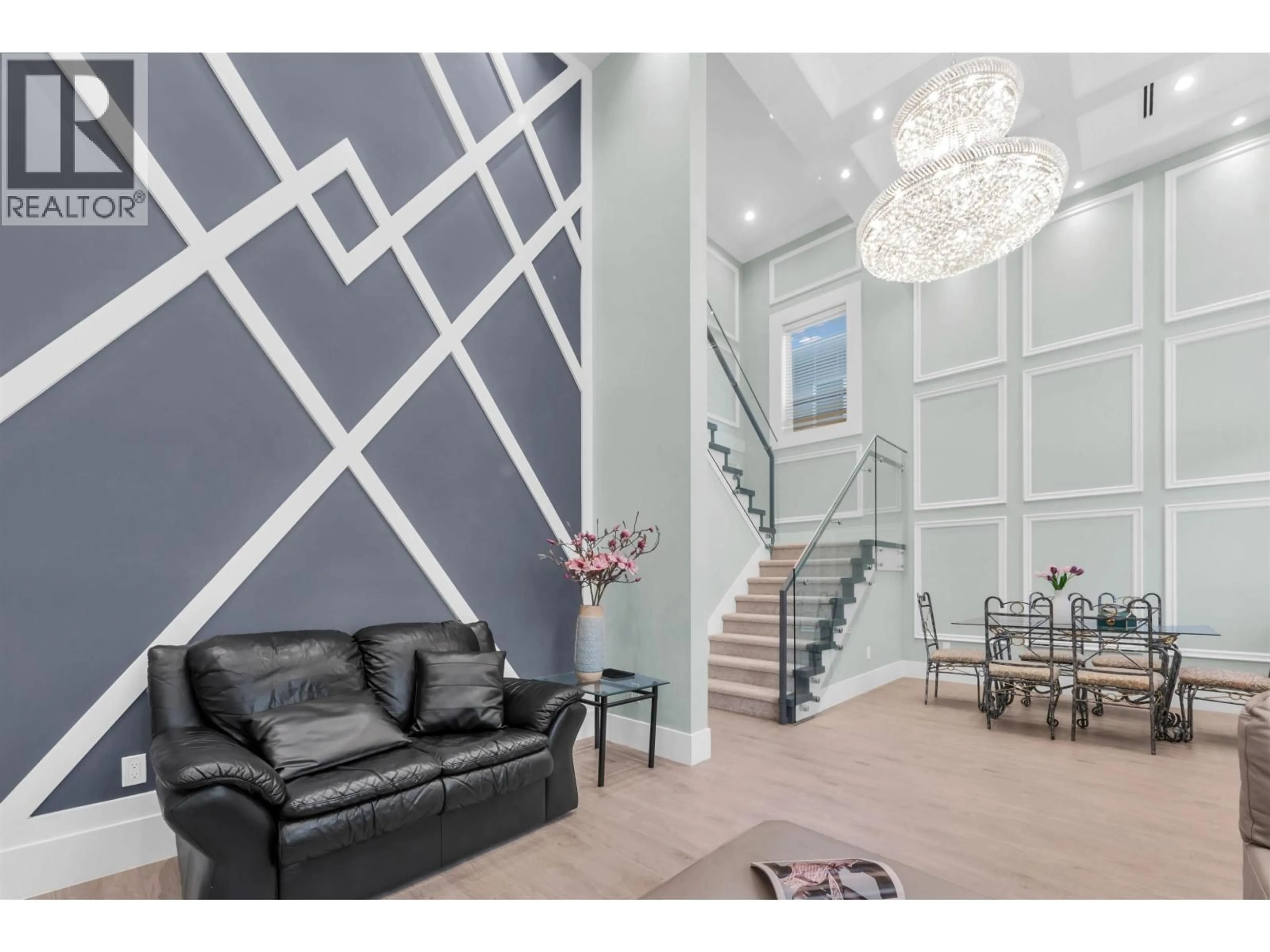 Indoor foyer for 9075 STEVESTON HIGHWAY, Richmond British Columbia V7A1M6