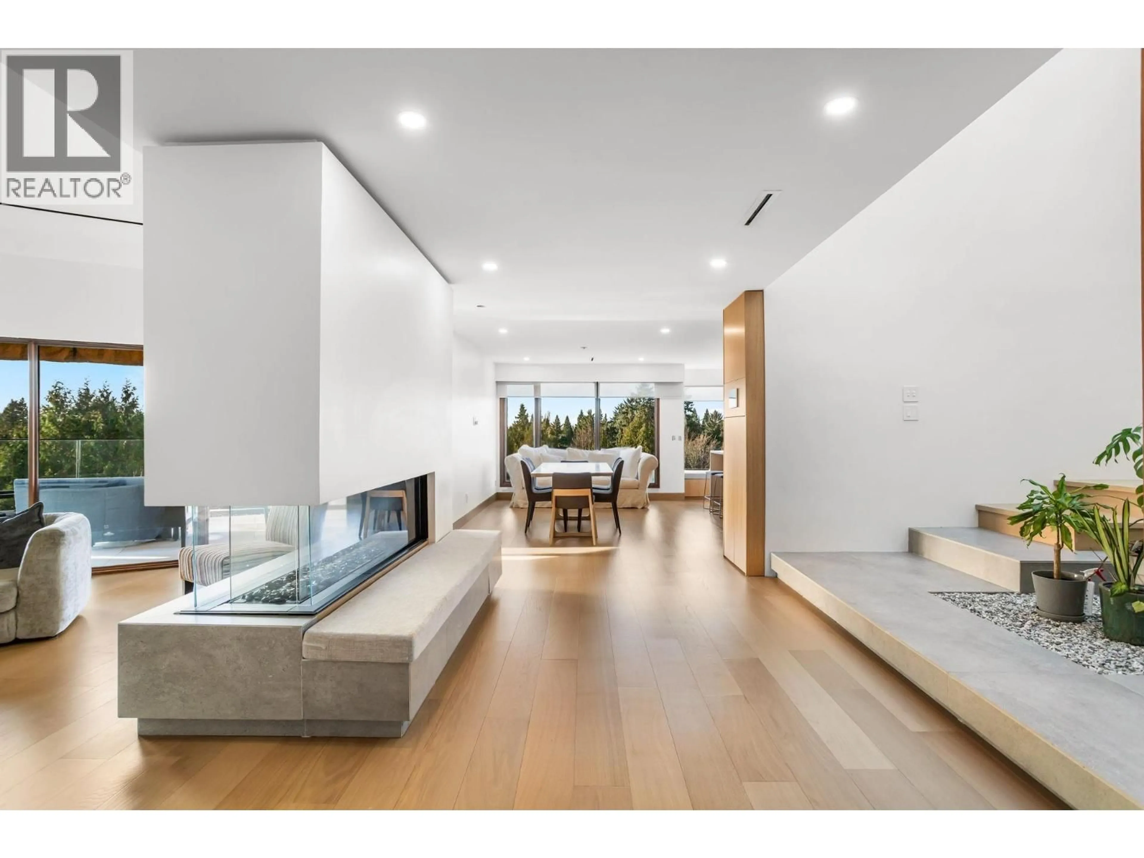 Indoor foyer for 7353 YEW STREET, Vancouver British Columbia V6P5W4